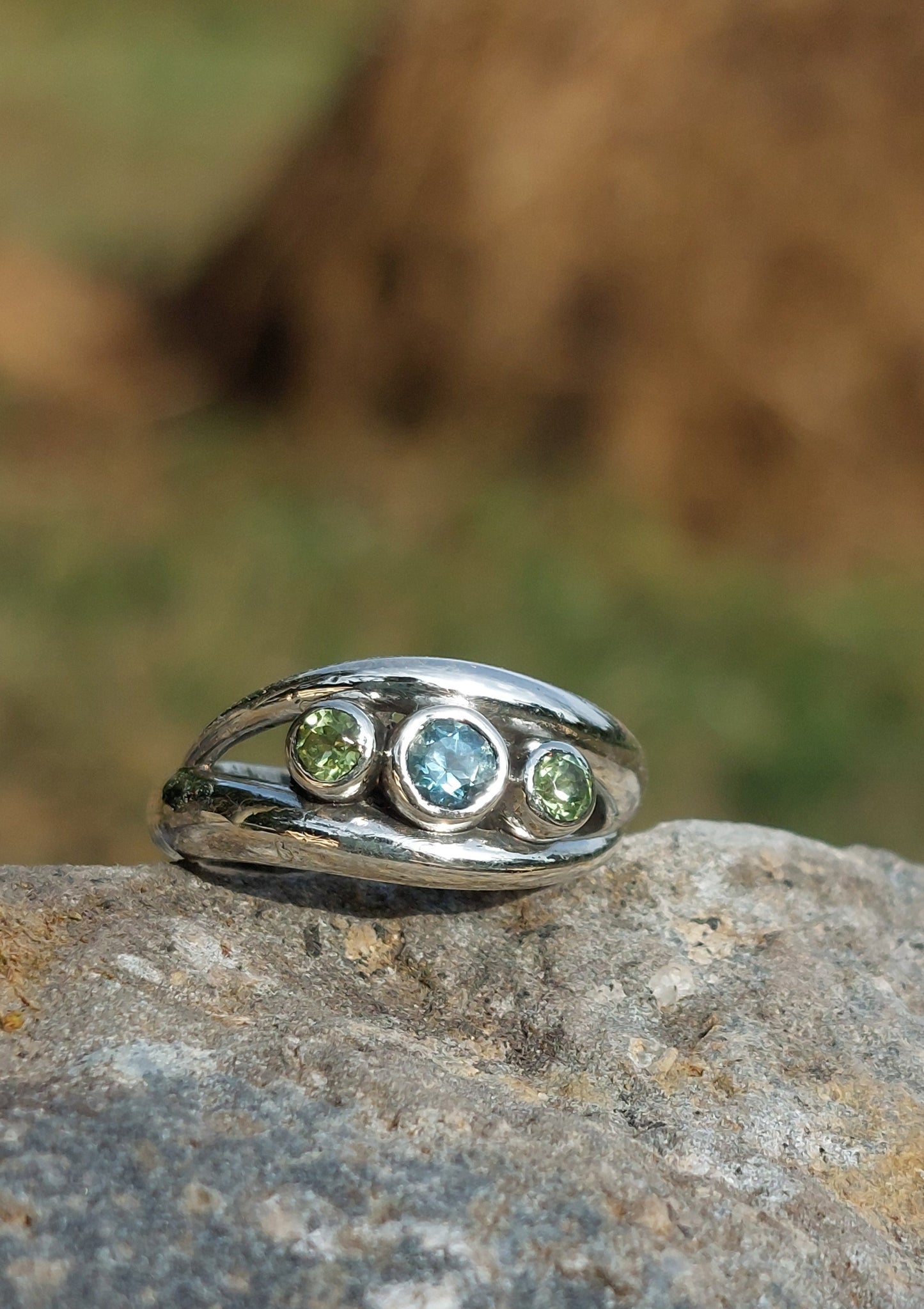 Anello "Rampicante" con Topazio London e Peridoti