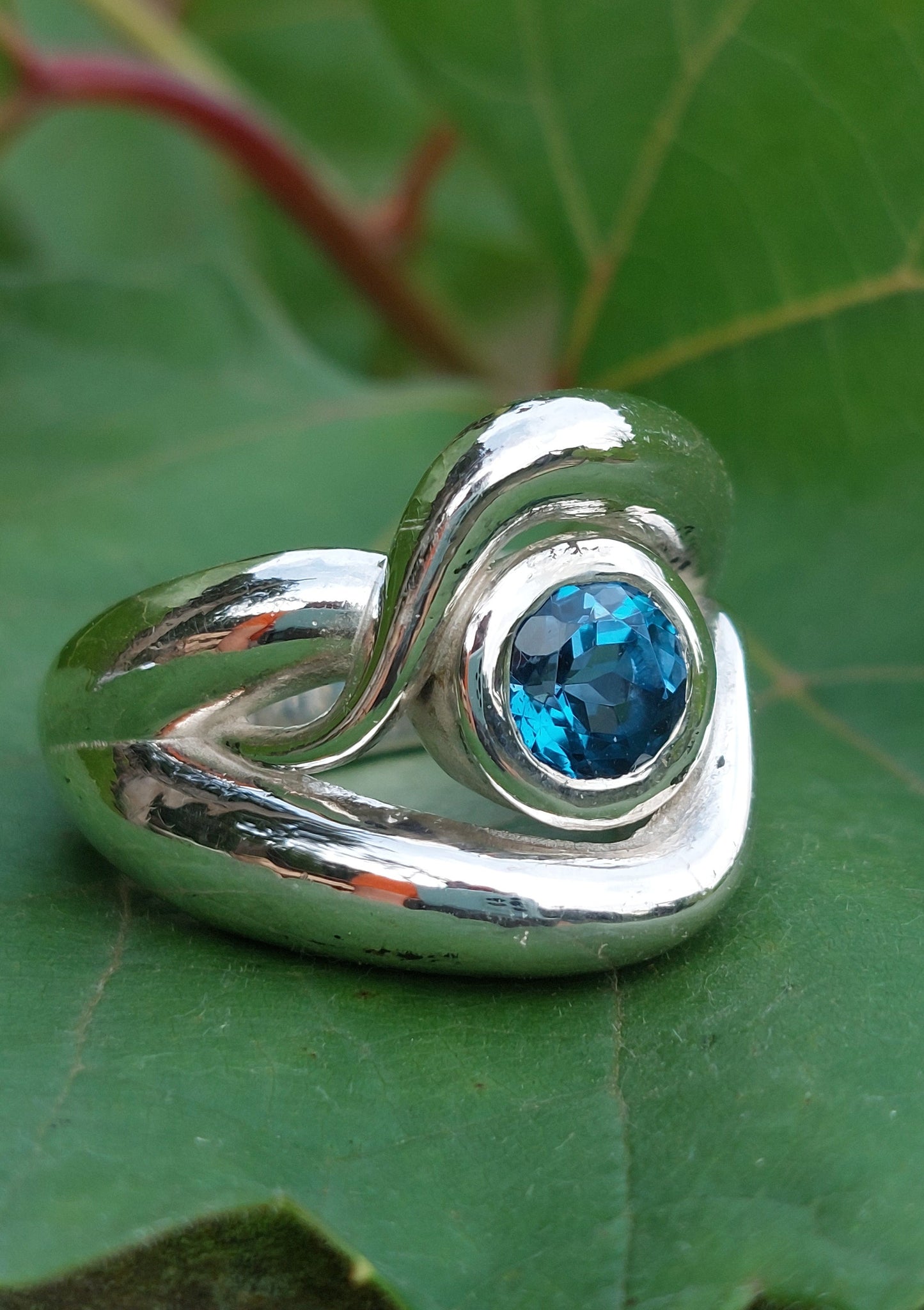 Anello "rampicante" con topazio London Blue