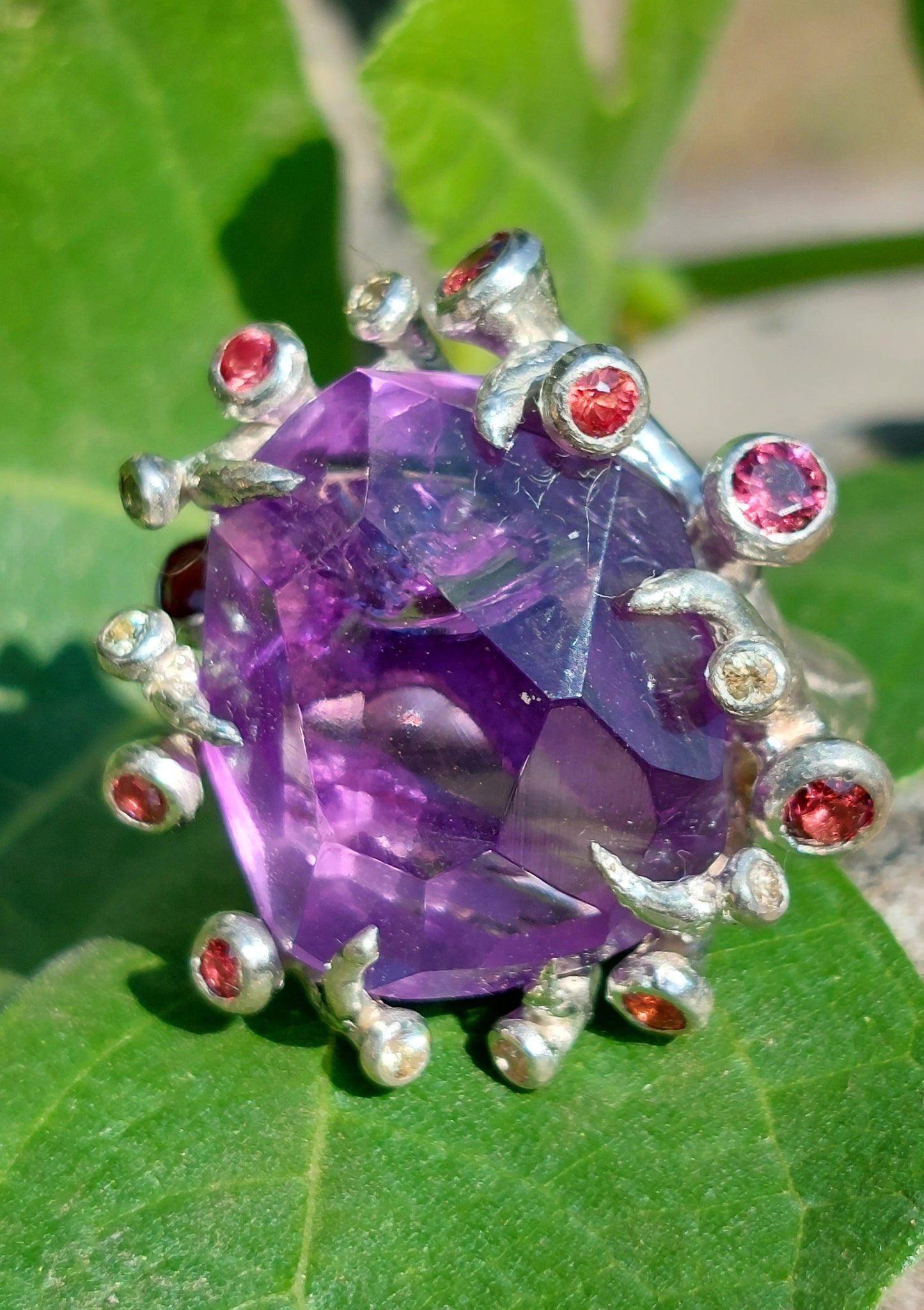 Anello "Roots" con ametista freeform tagliata a mano, rodoliti e zaffiri gialli
