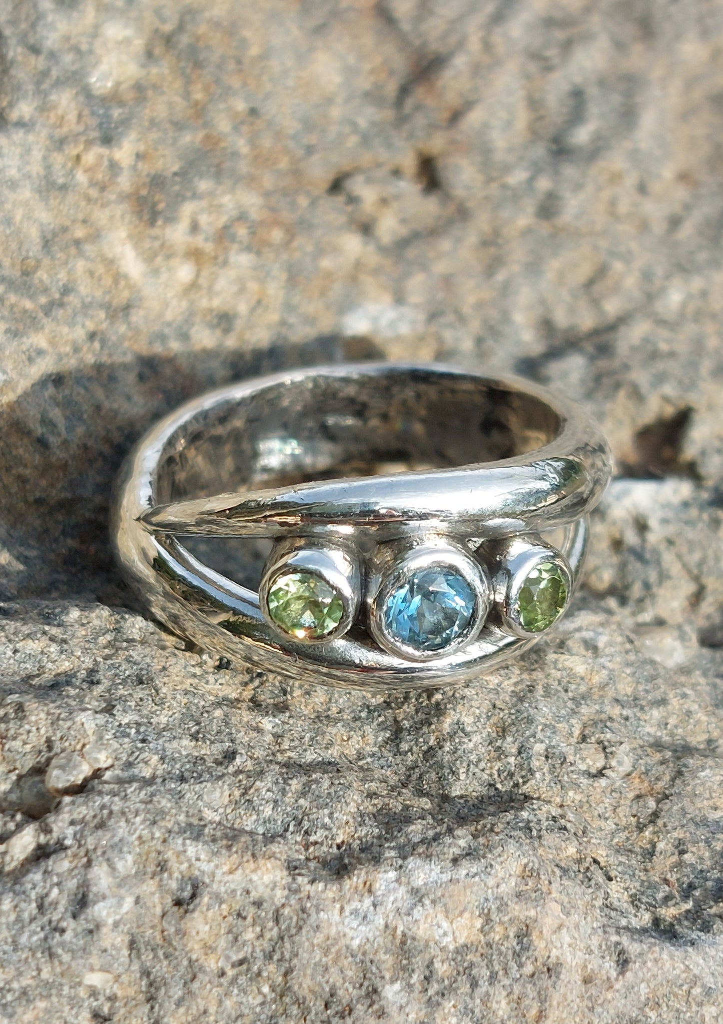 Anello "Rampicante" con Topazio London e Peridoti