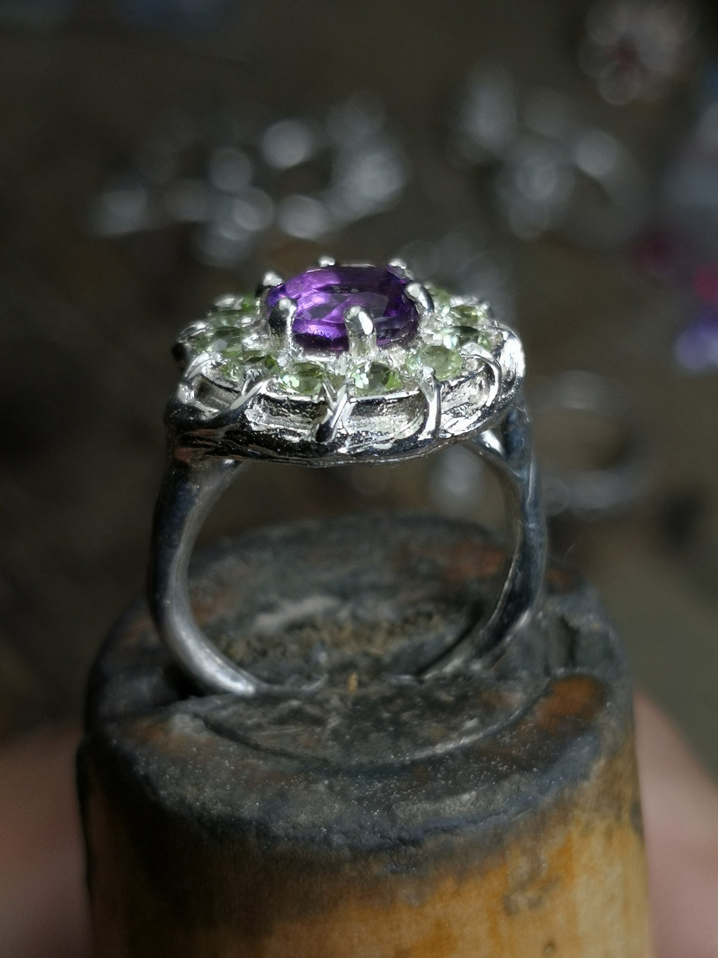 Anello "Halo" con Ametista e Peridoti