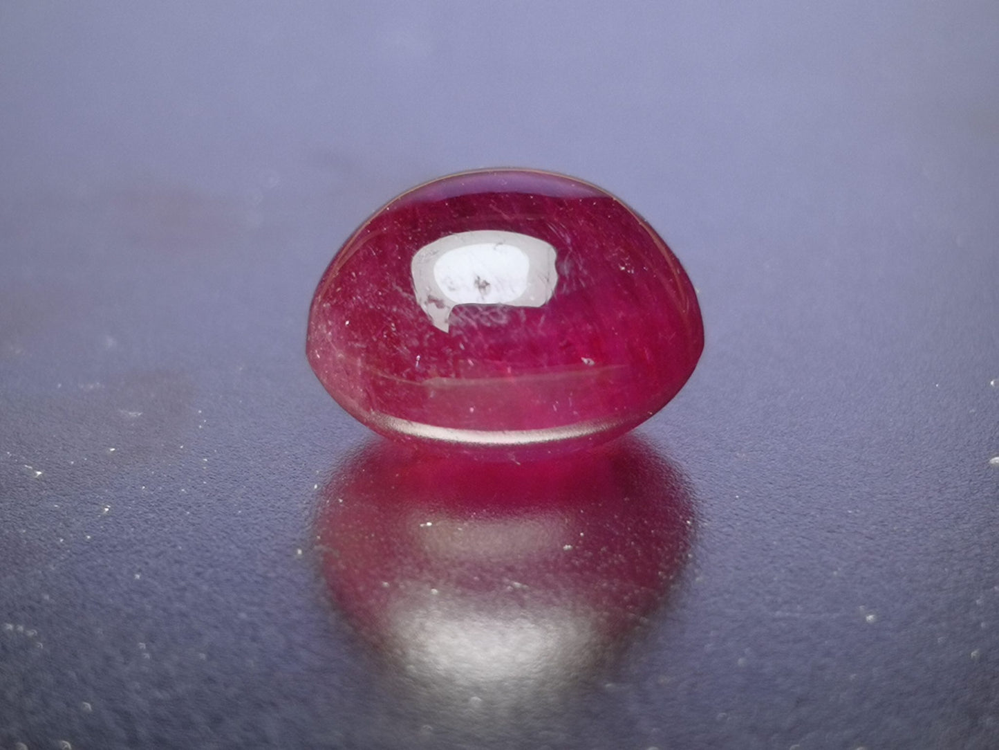 Rubino taglio ovale cabochon, 5,85 ct