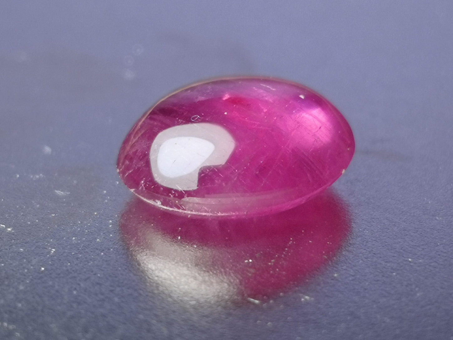 Rubino taglio ovale cabochon, 4,10 ct