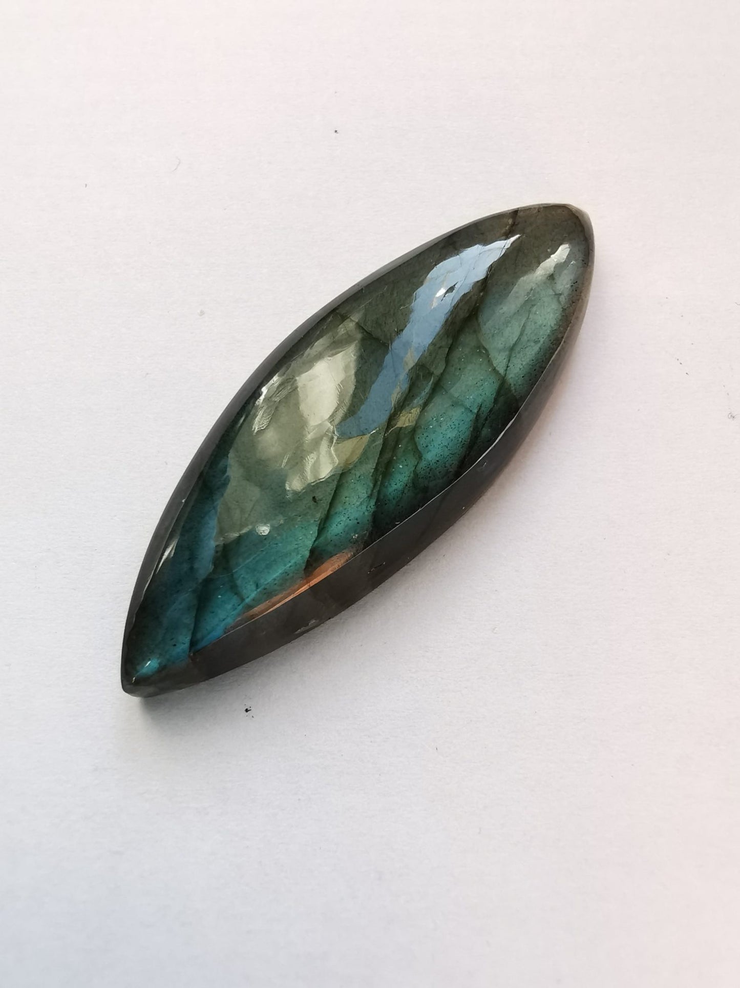 Labradorite taglio marquise cabochon 45,00 ct