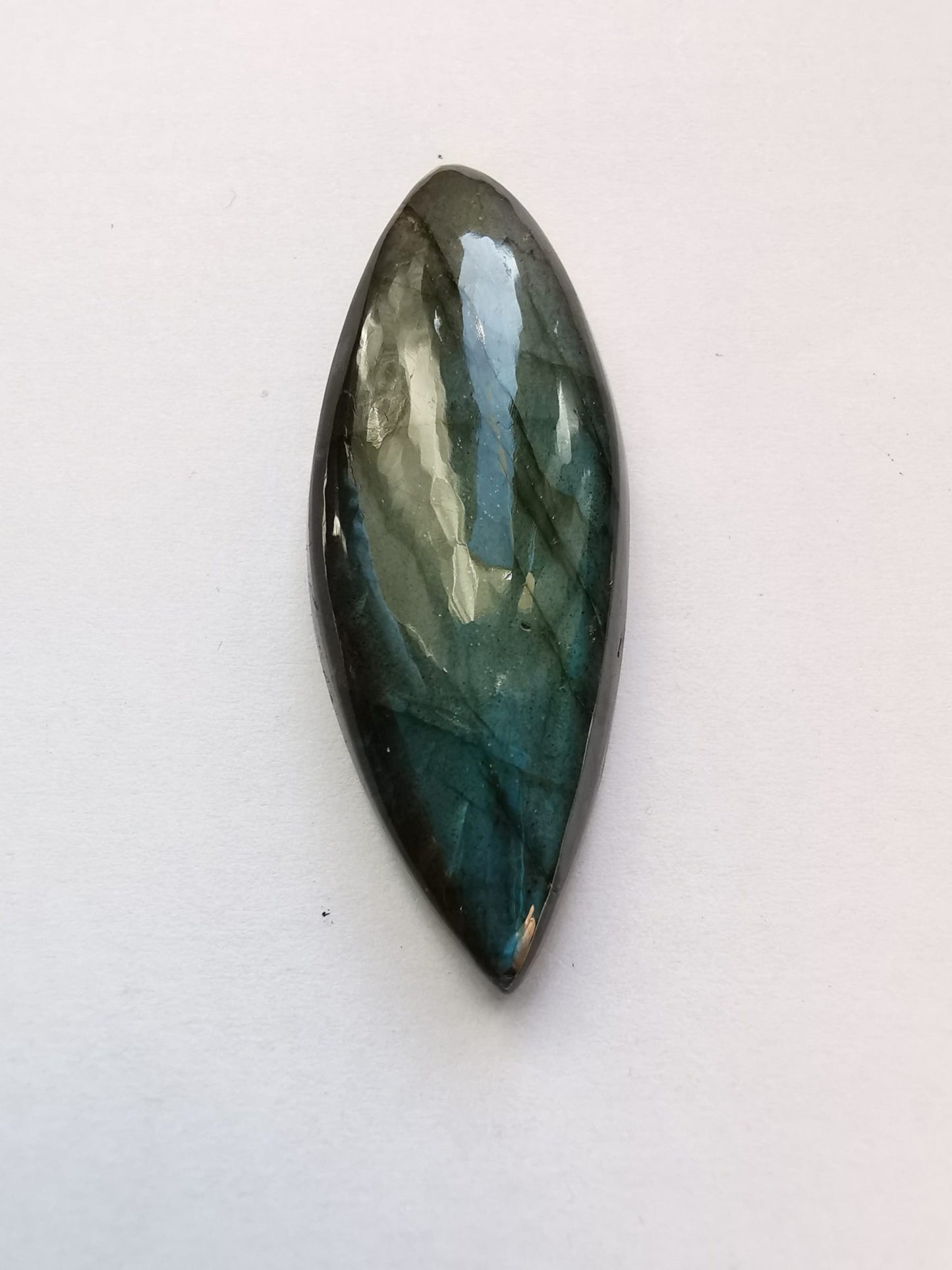 Labradorite taglio marquise cabochon 45,00 ct