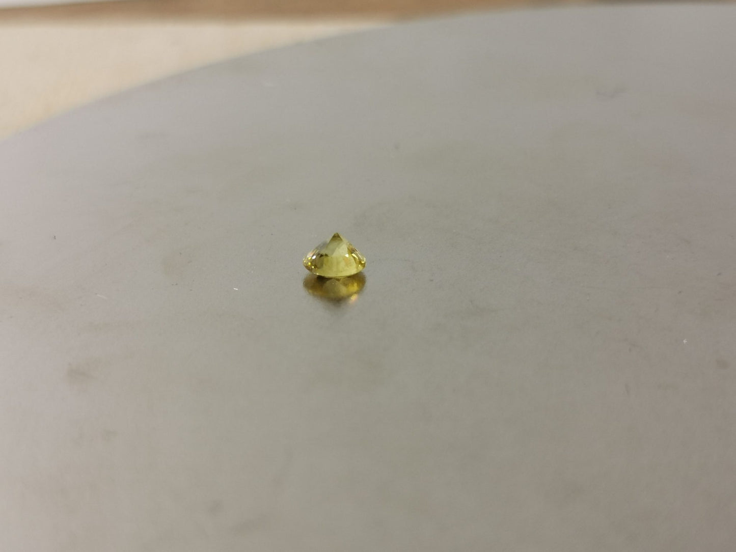 Sfene taglio brillante rotondo 0,30 ct