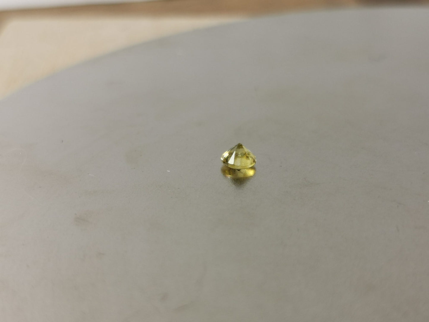 Sfene taglio brillante rotondo 0,30 ct
