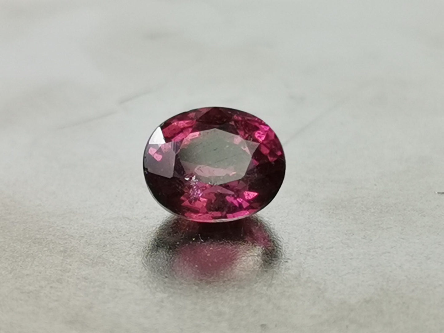 Granato Rodolite taglio ovale 2,04 ct
