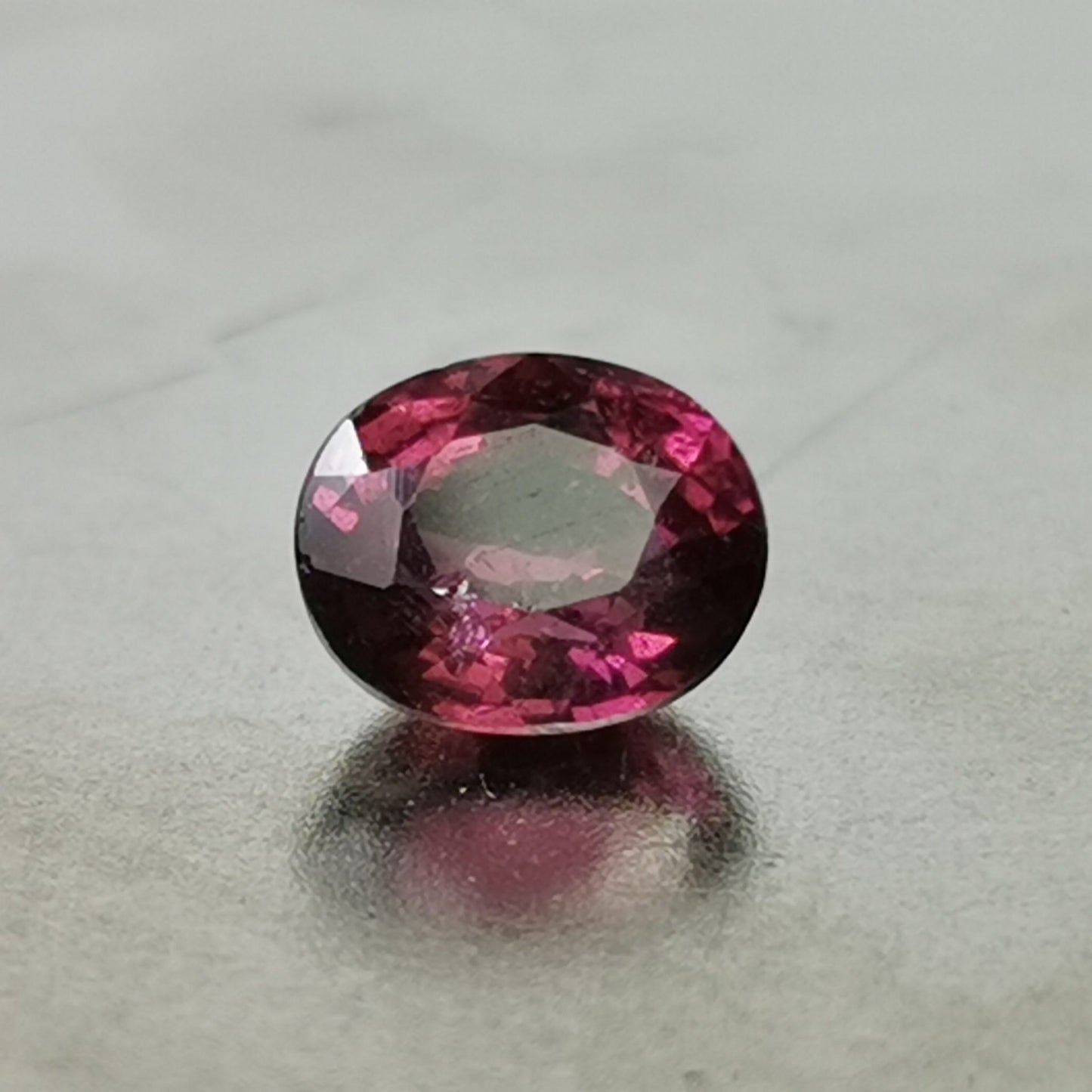 Granato Rodolite taglio ovale 2,04 ct
