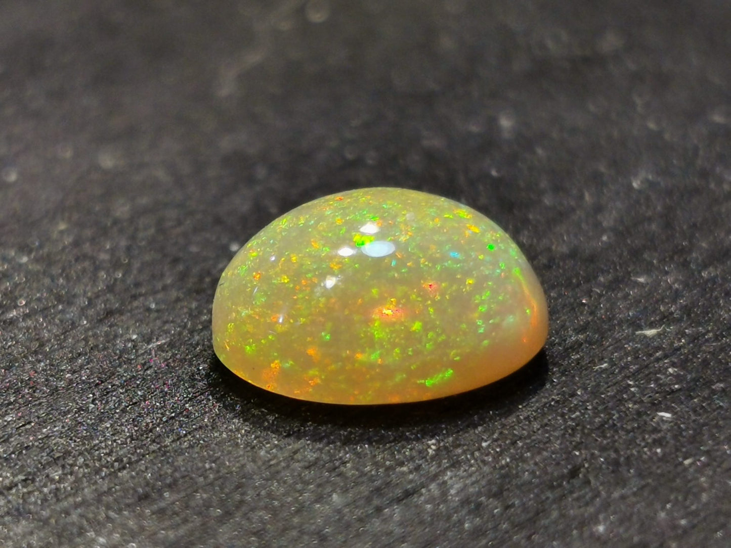 Opale taglio ovale cabochon 2,15 ct