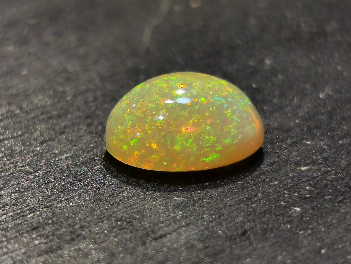 Opale taglio ovale cabochon 2,15 ct
