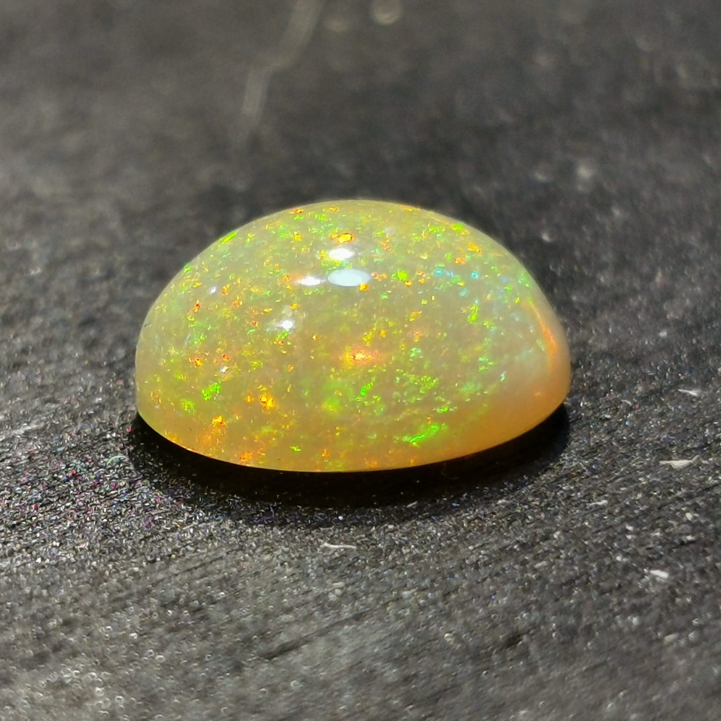 Opale taglio ovale cabochon 2,15 ct