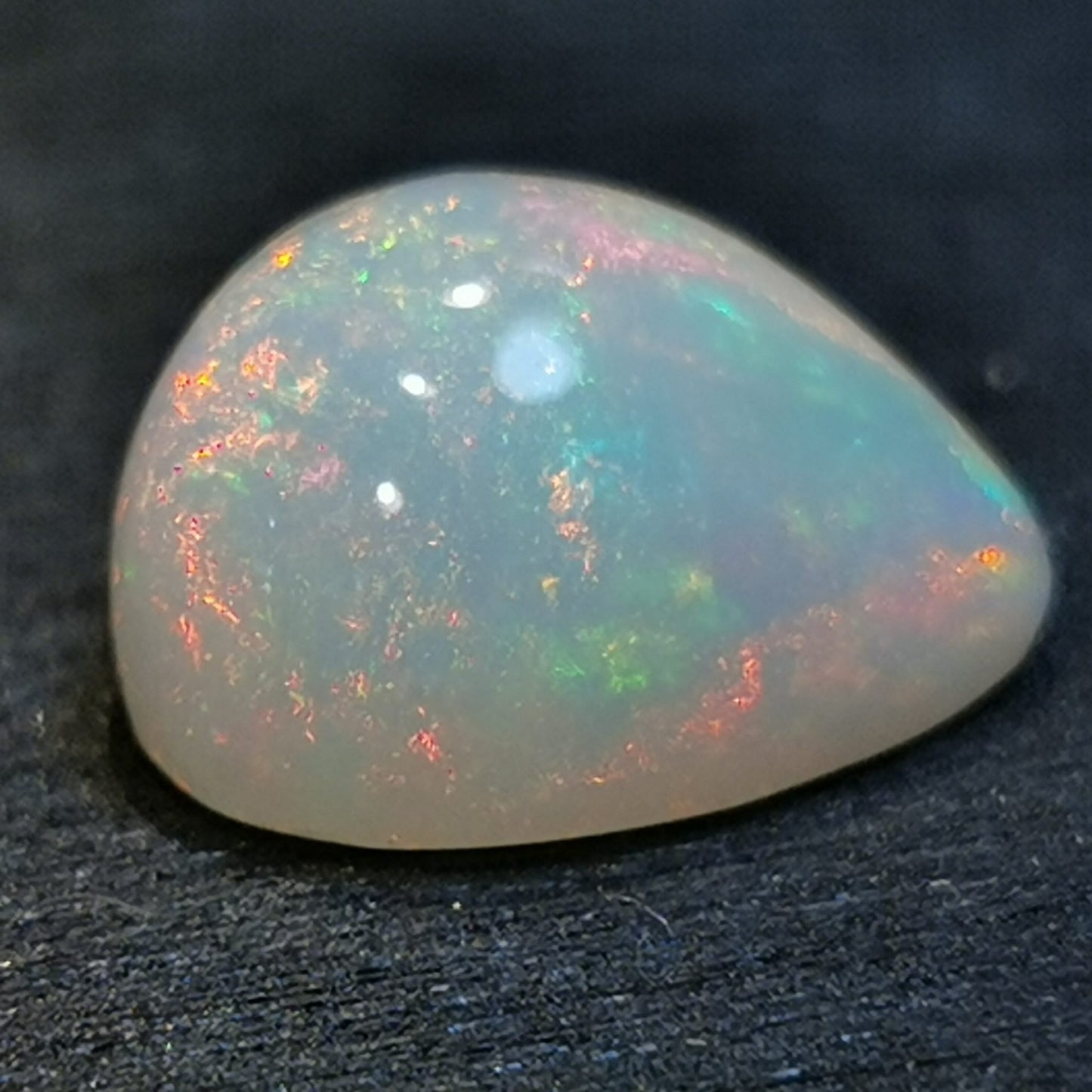 Opale taglio goccia cabochon 5,70 ct
