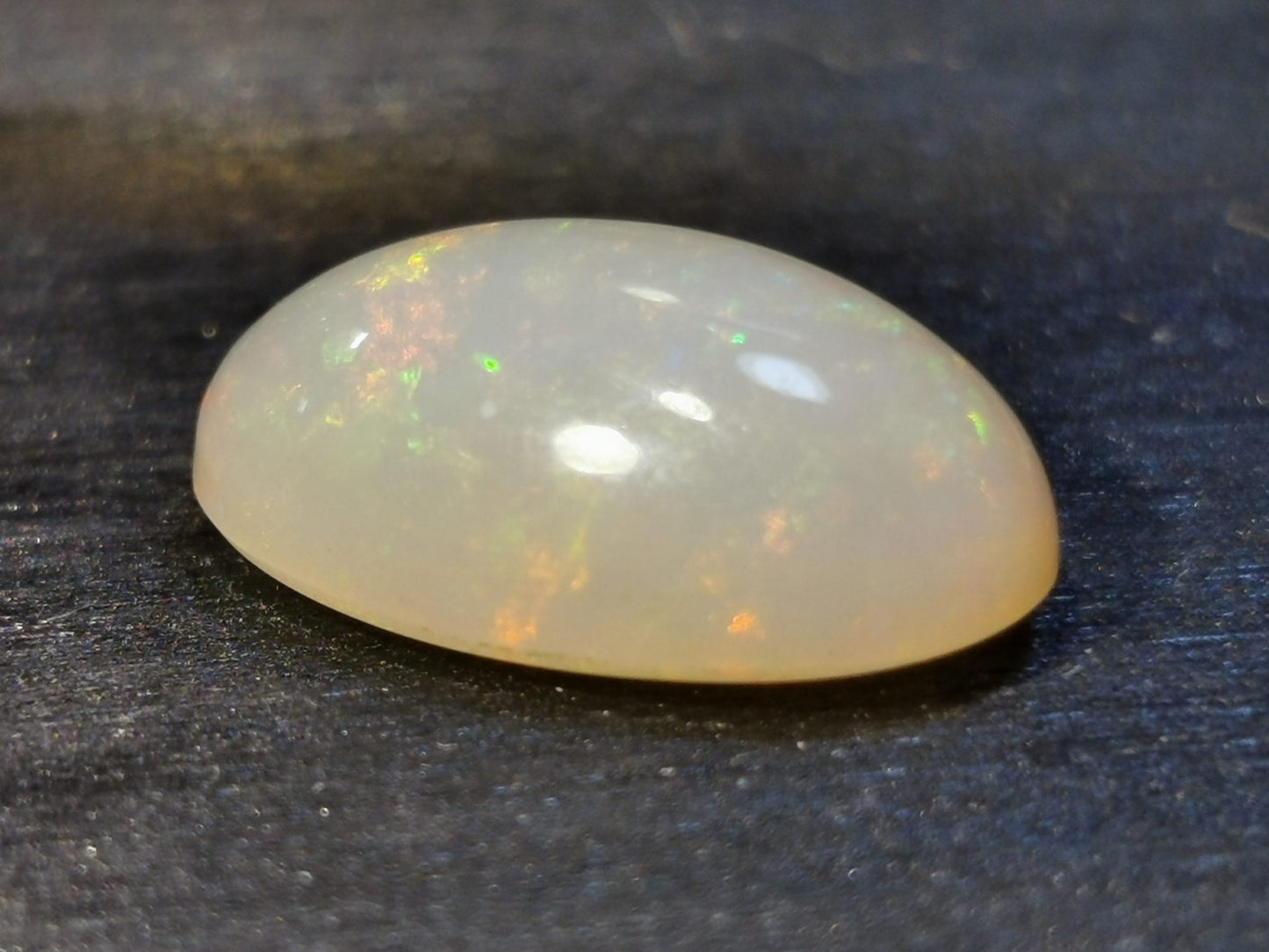 Opale taglio ovale cabochon 4,90 ct