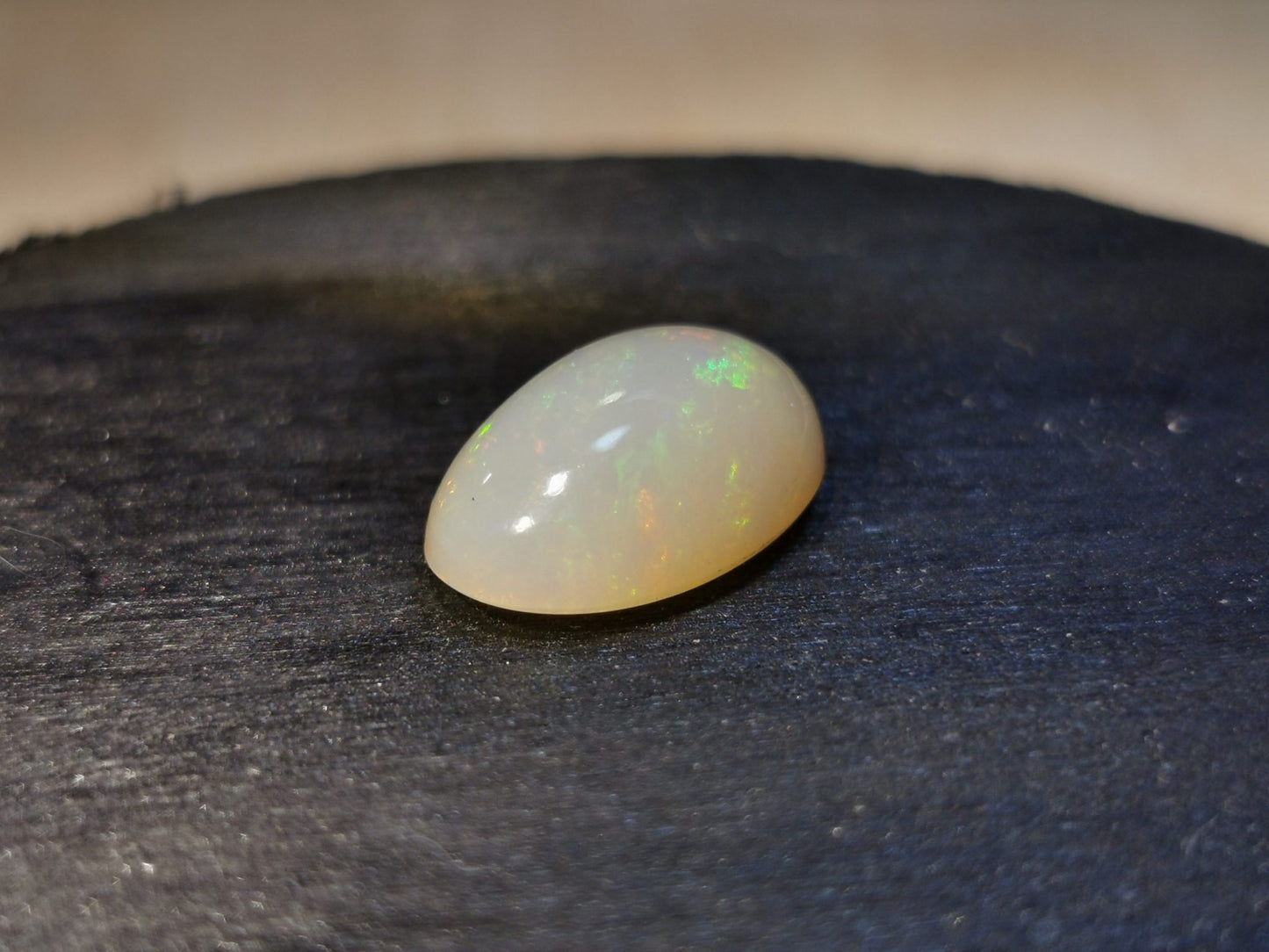 Opale taglio ovale cabochon 4,90 ct