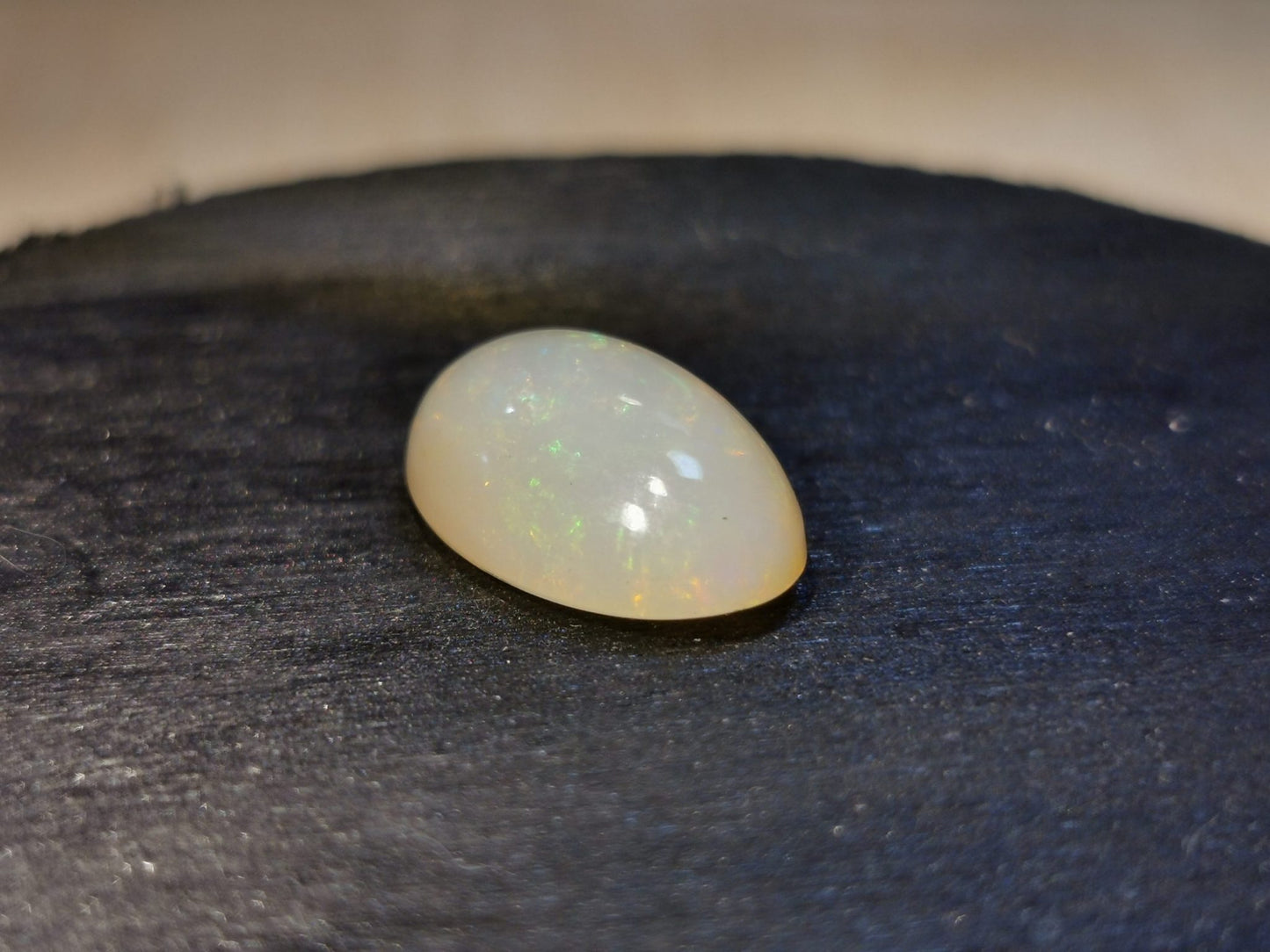 Opale taglio ovale cabochon 4,90 ct