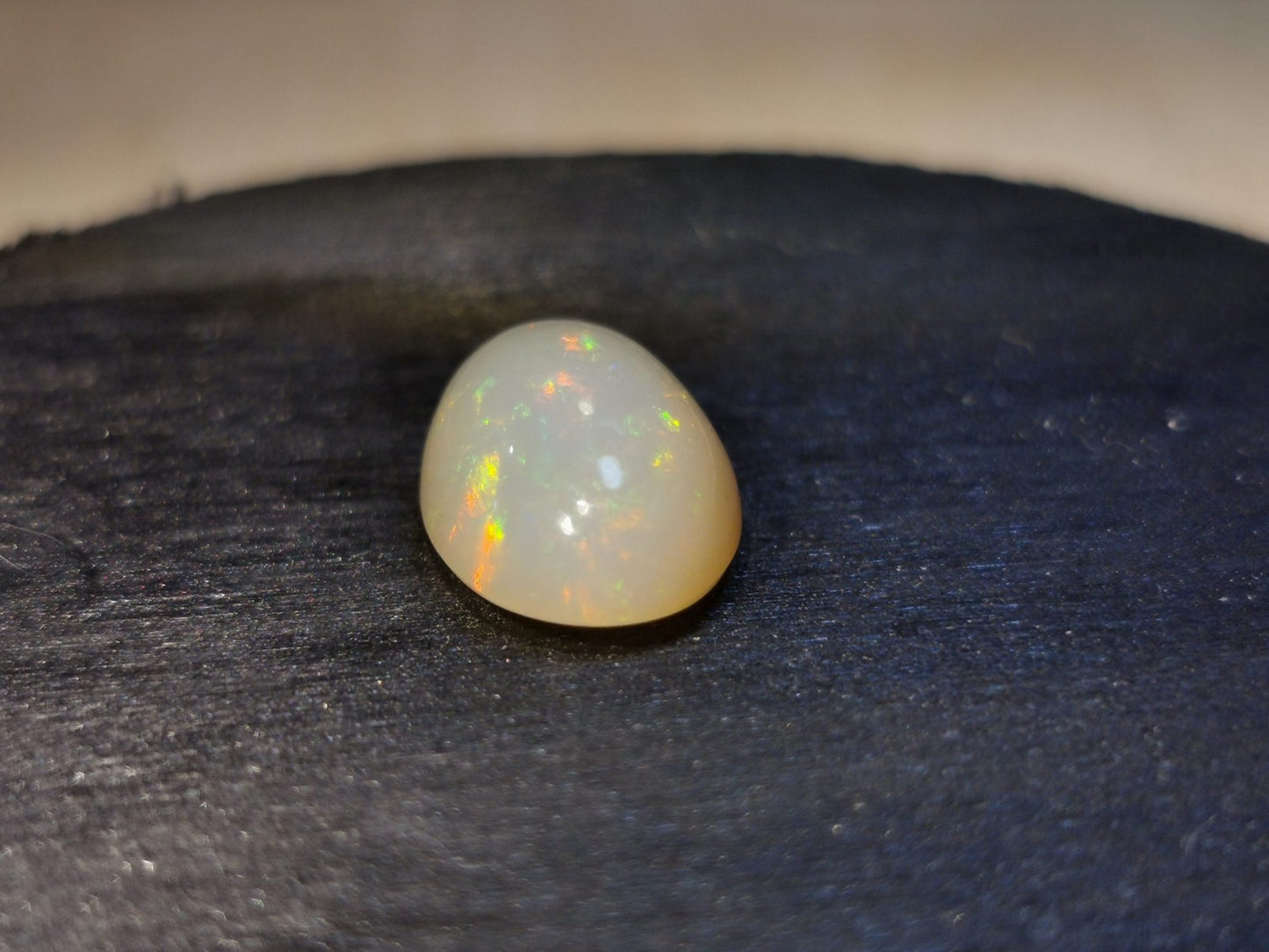 Opale taglio ovale cabochon 4,90 ct