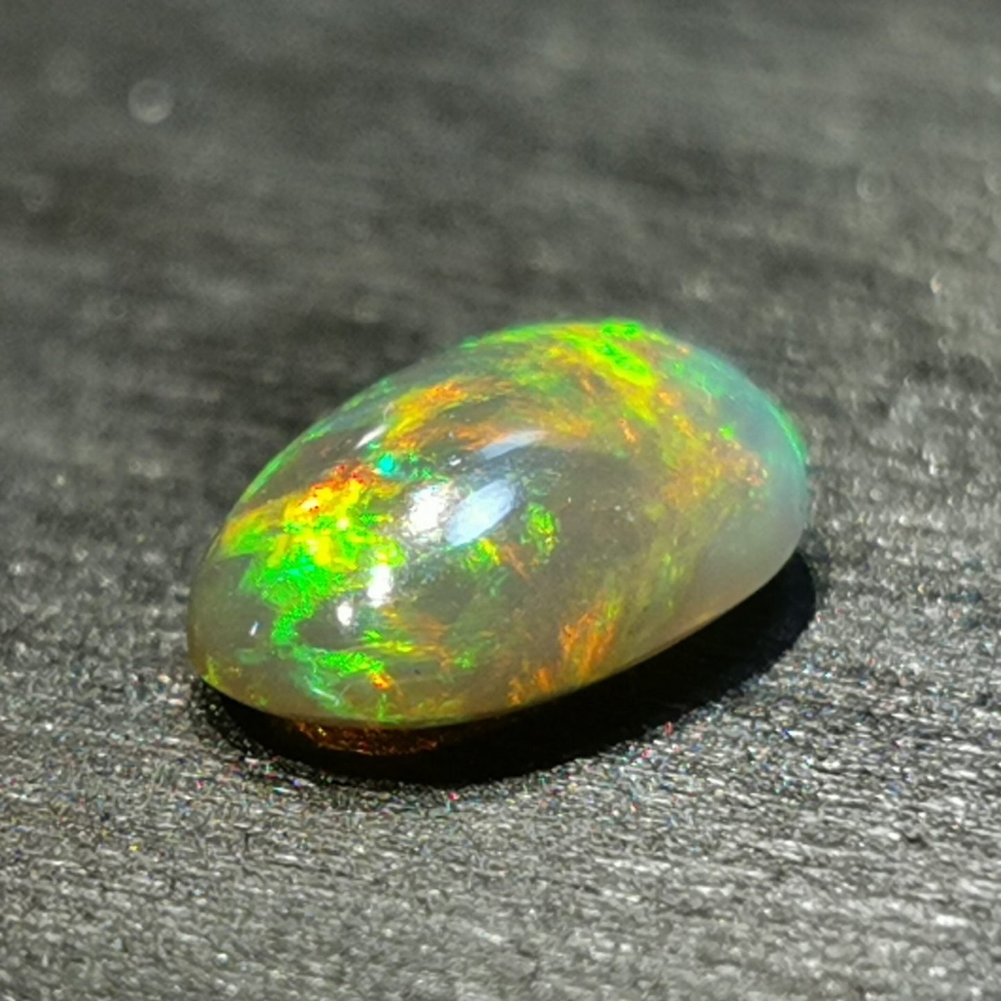 Opale taglio ovale cabochon 2,05 ct