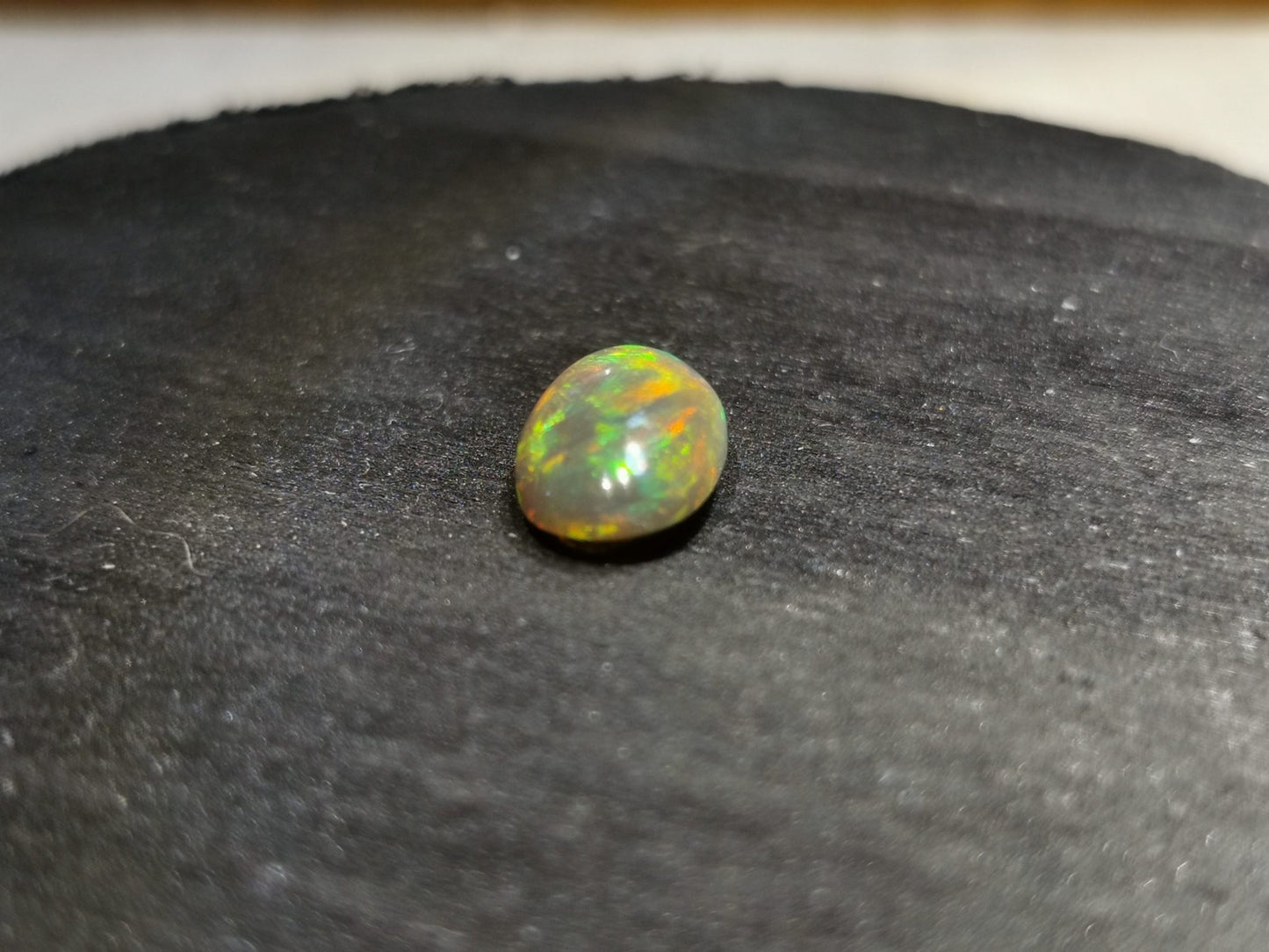 Opale taglio ovale cabochon 2,05 ct