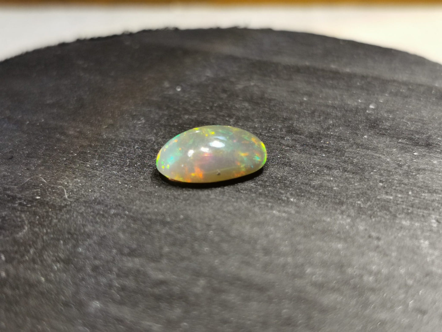 Opale taglio ovale cabochon 2,05 ct