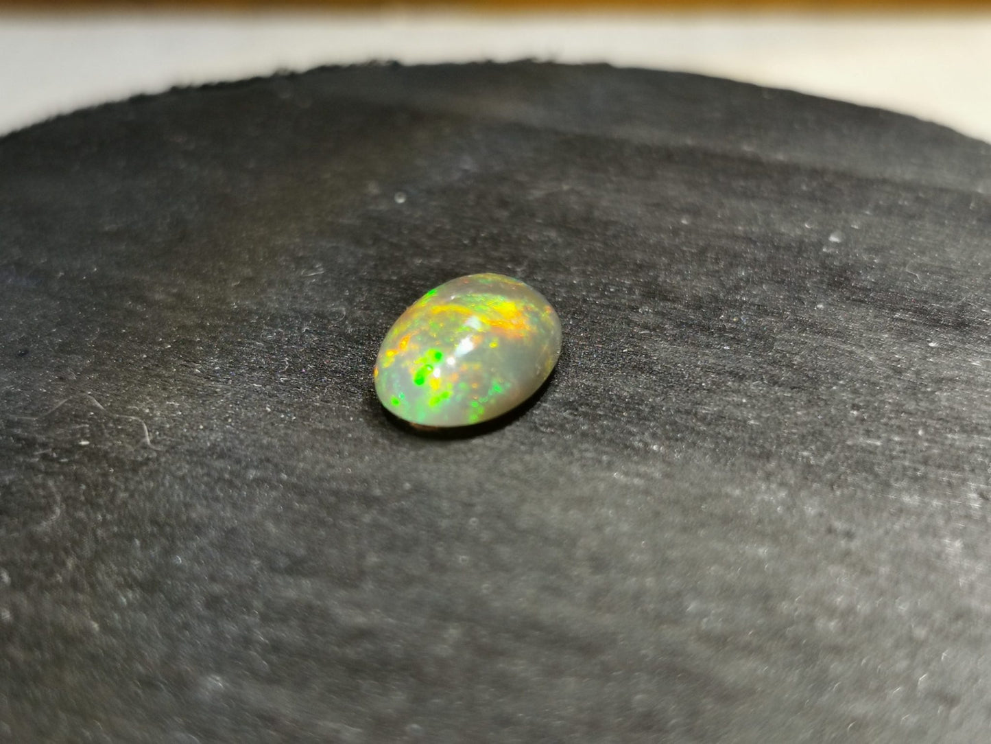 Opale taglio ovale cabochon 2,05 ct