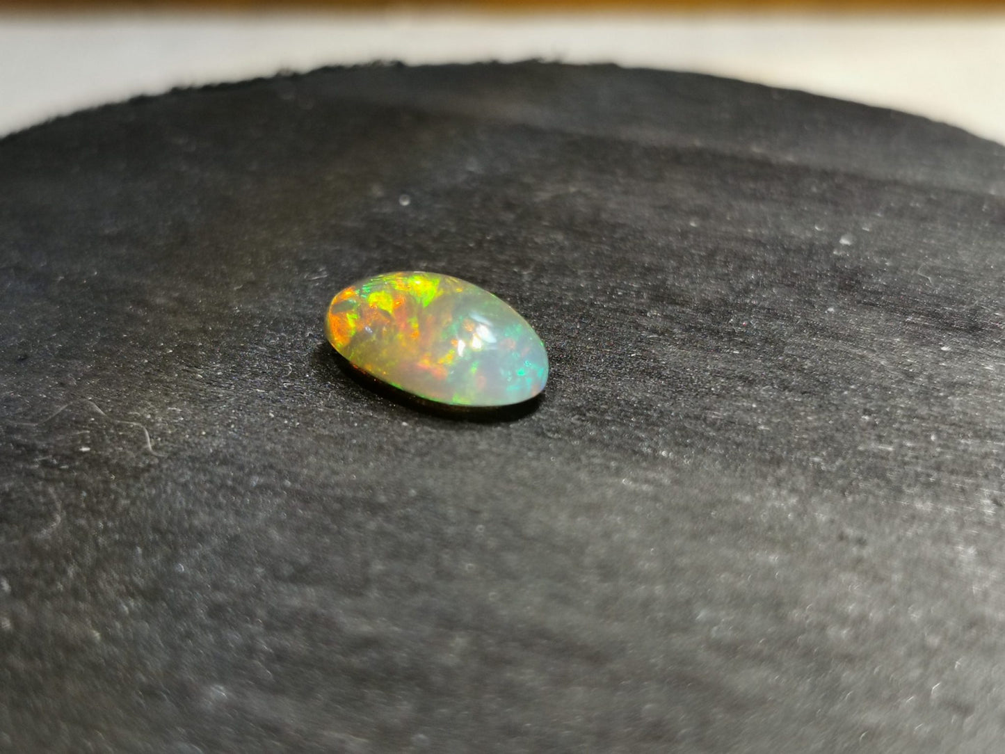 Opale taglio ovale cabochon 2,05 ct