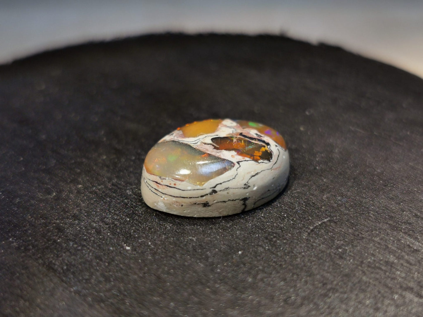Opale taglio ovale cabochon 8,95 ct