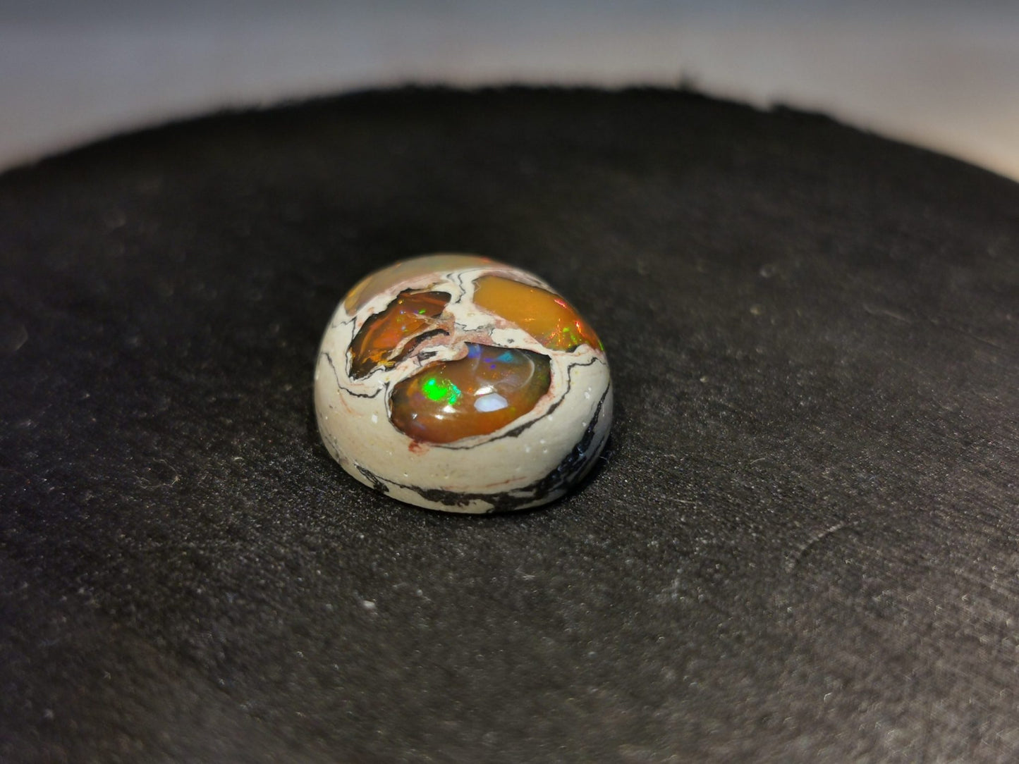 Opale taglio ovale cabochon 8,95 ct