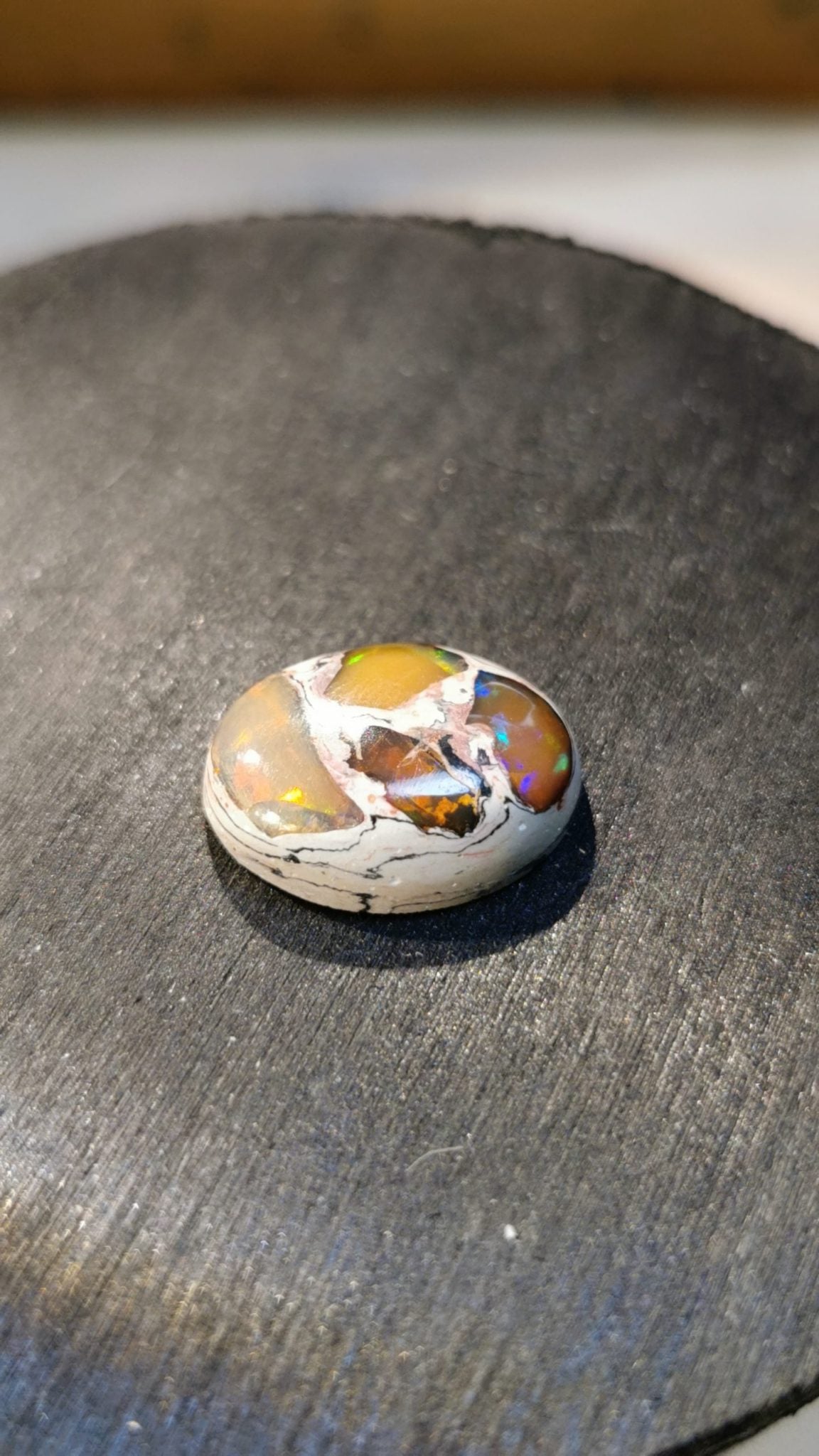 Opale taglio ovale cabochon 8,95 ct