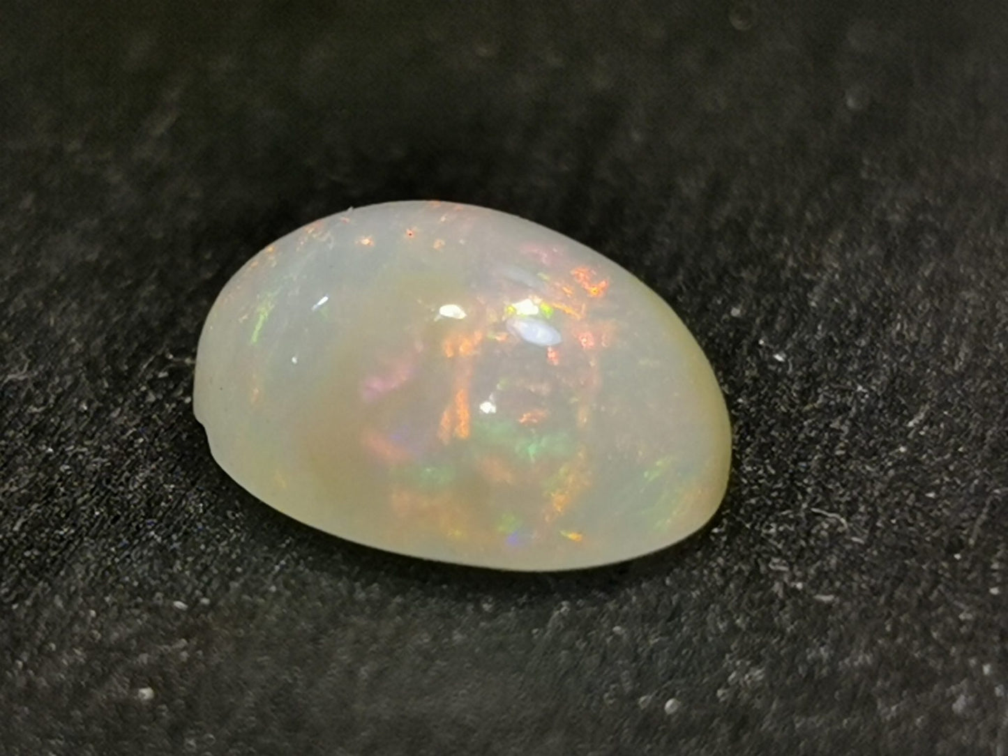 Opale taglio ovale cabochon 3,25 ct