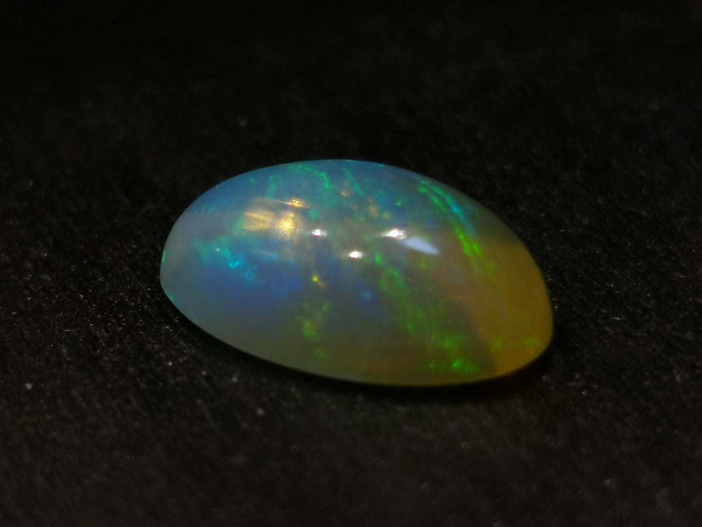 Opale taglio ovale cabochon 4,15 ct