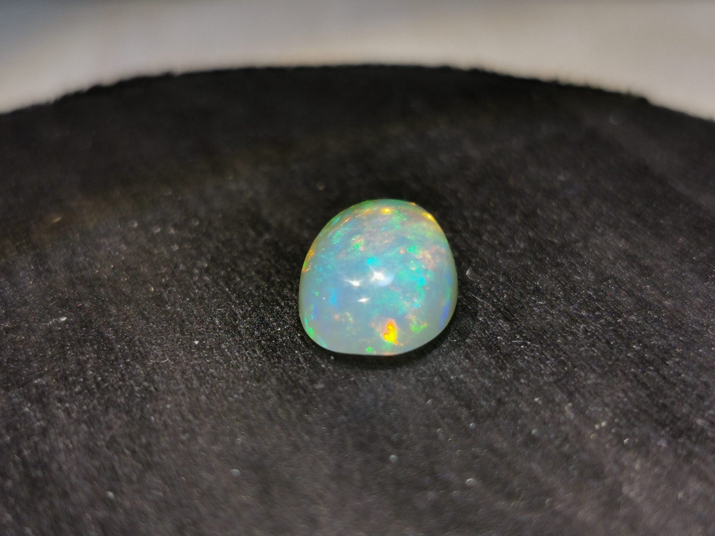 Opale taglio ovale cabochon 4,15 ct