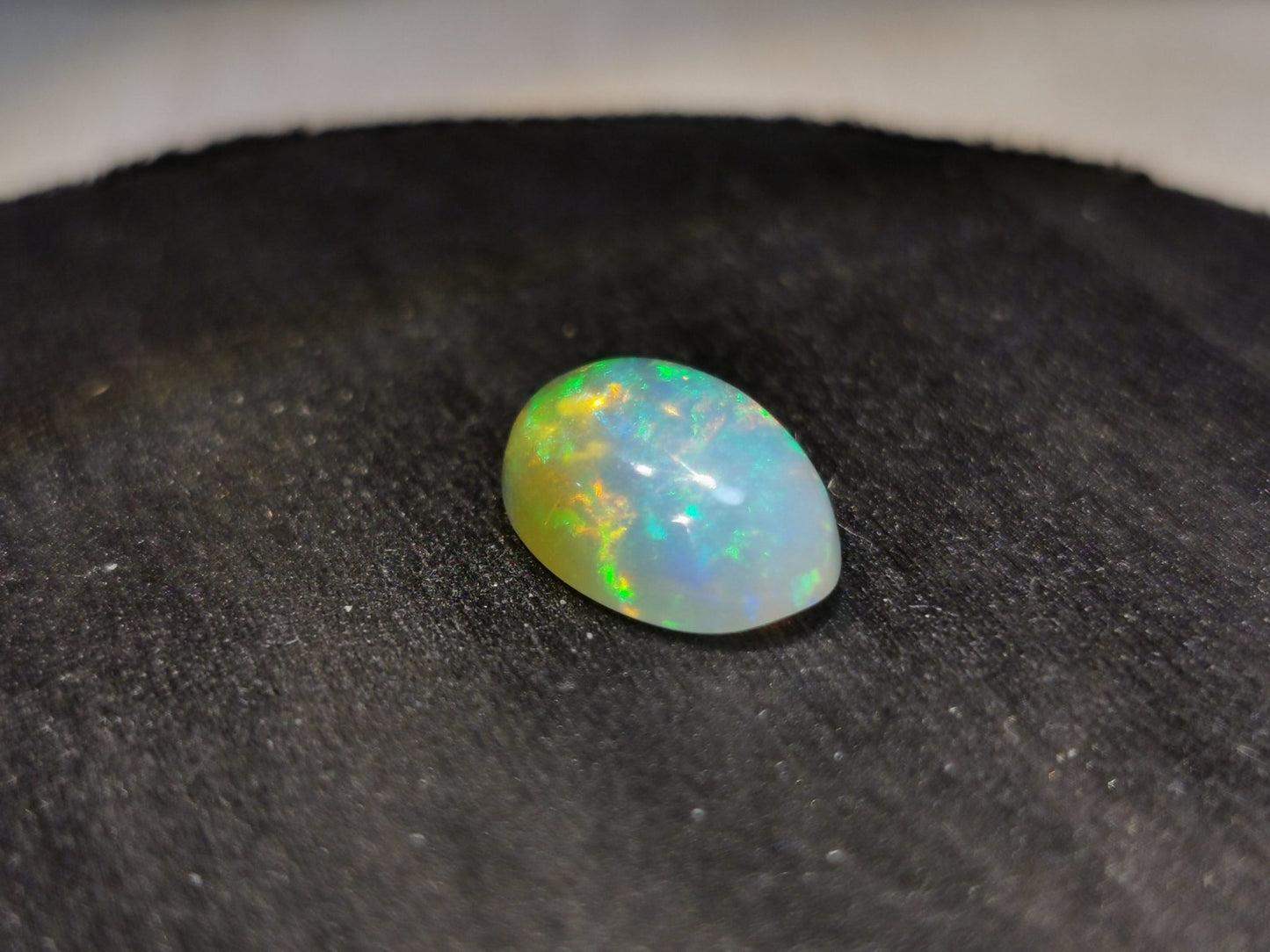 Opale taglio ovale cabochon 4,15 ct
