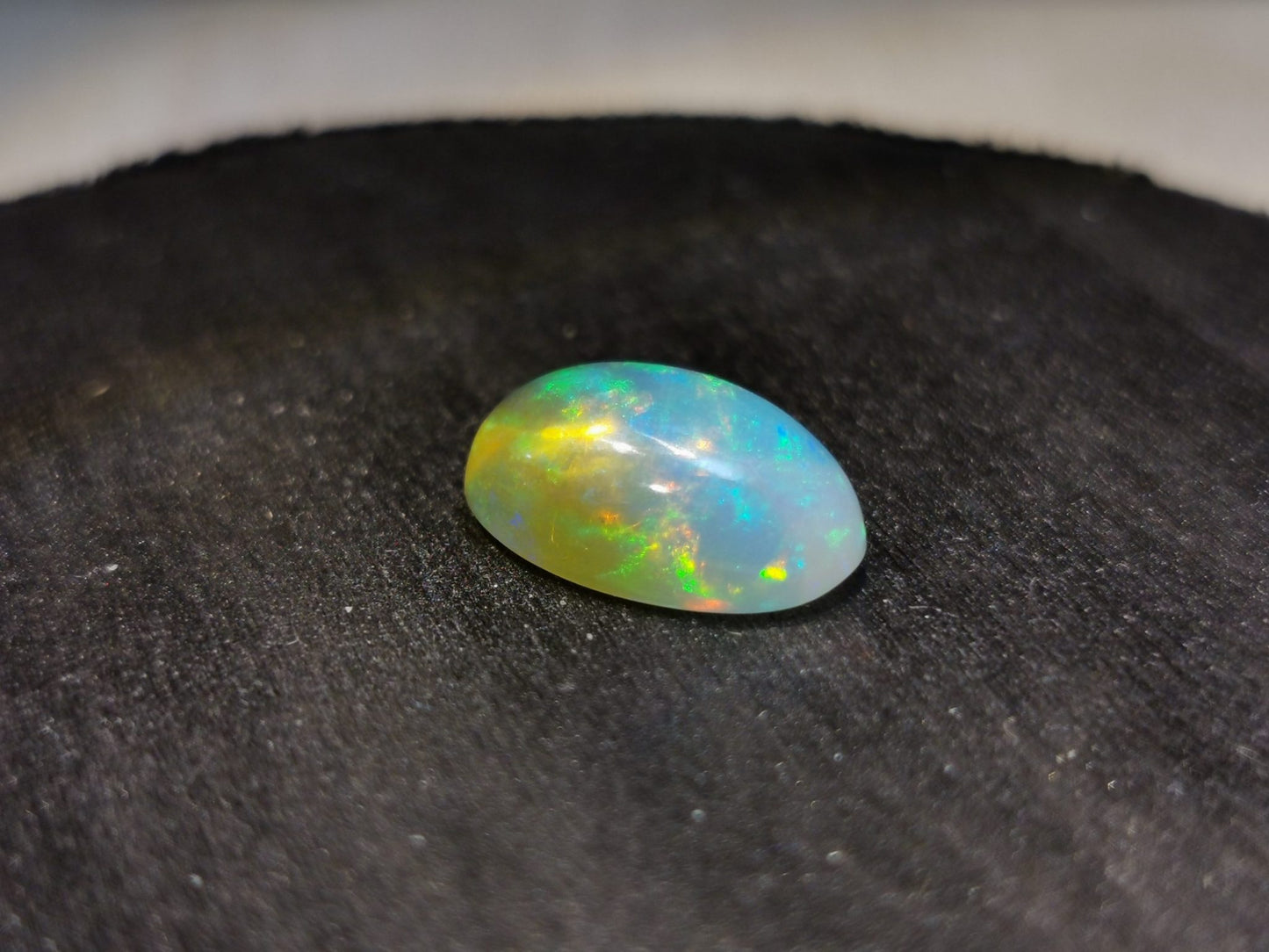 Opale taglio ovale cabochon 4,15 ct