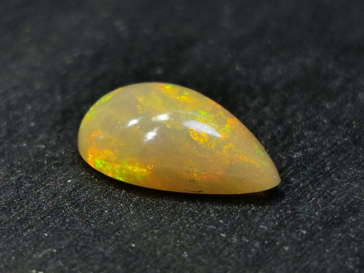 Opale taglio goccia cabochon 2,75 ct