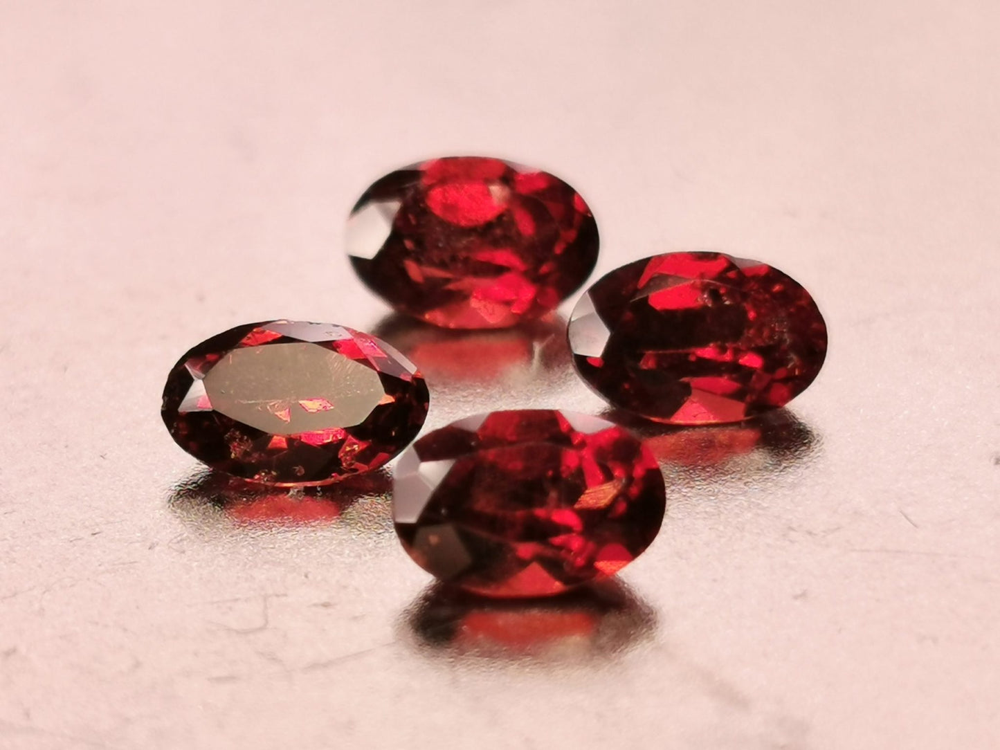 Lotto di 4 Granati Piropo-Almandino taglio ovale 0,56 ct ciascuno