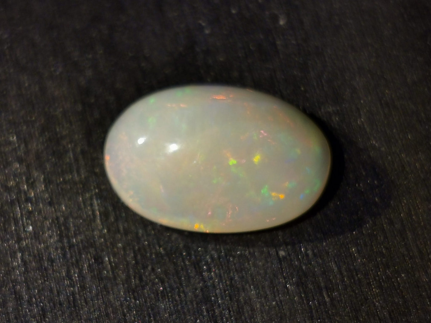 Opale taglio ovale cabochon 3,20 ct