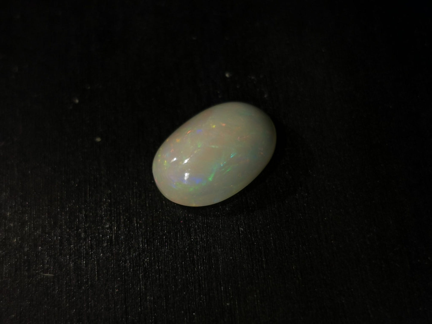 Opale taglio ovale cabochon 3,20 ct