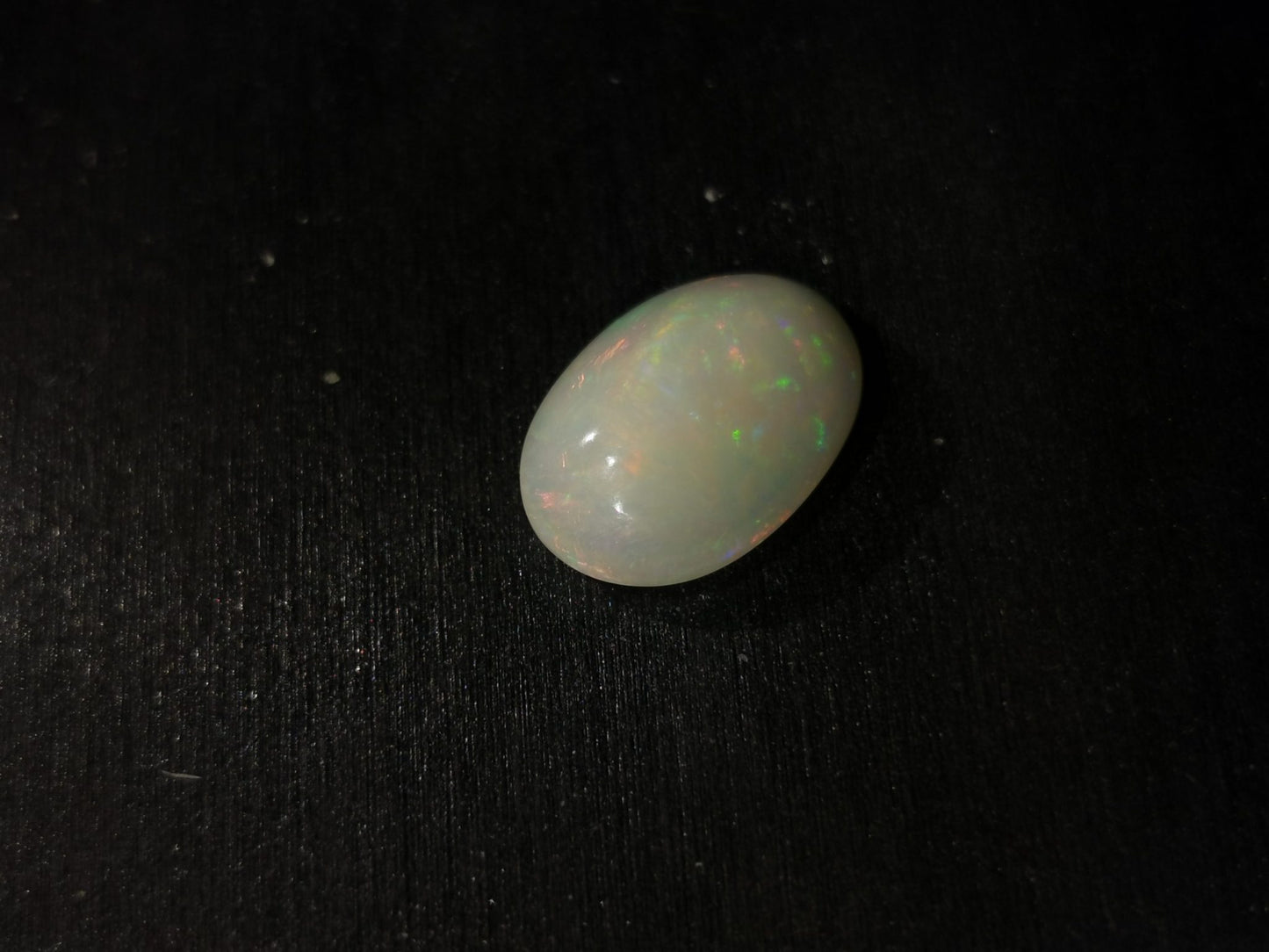 Opale taglio ovale cabochon 3,20 ct