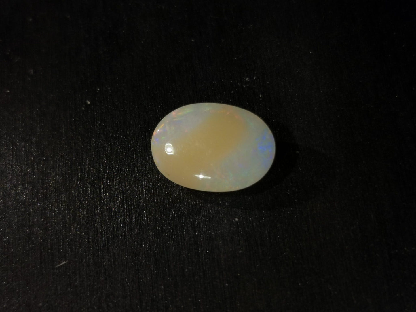 Opale taglio ovale cabochon 3,20 ct