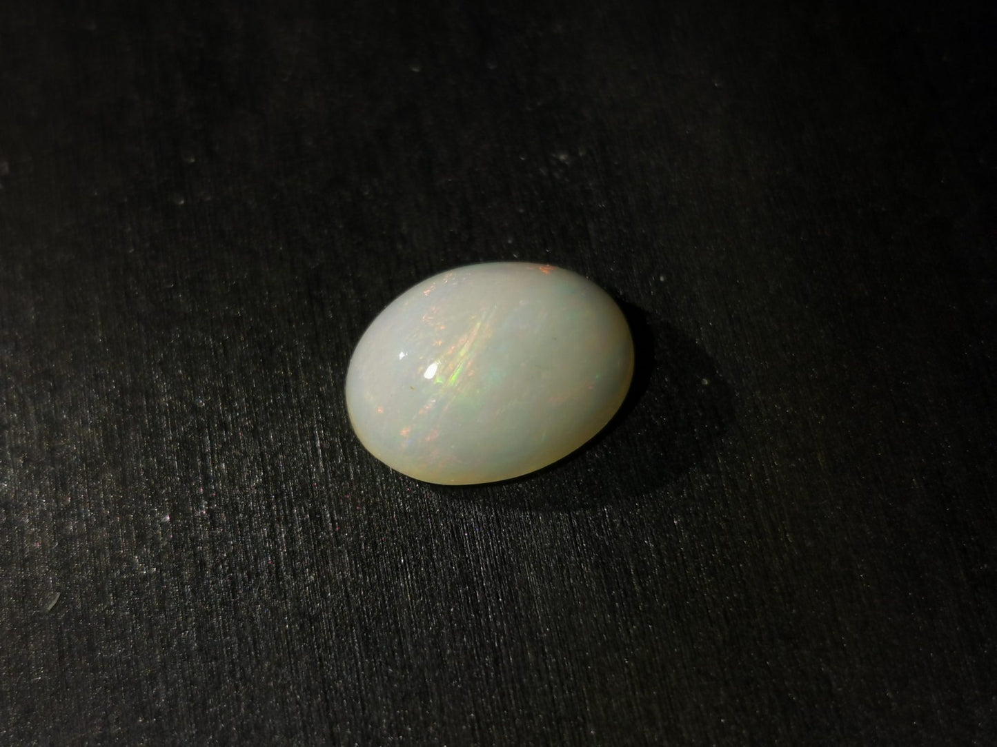 Opale taglio ovale cabochon 3,65 ct