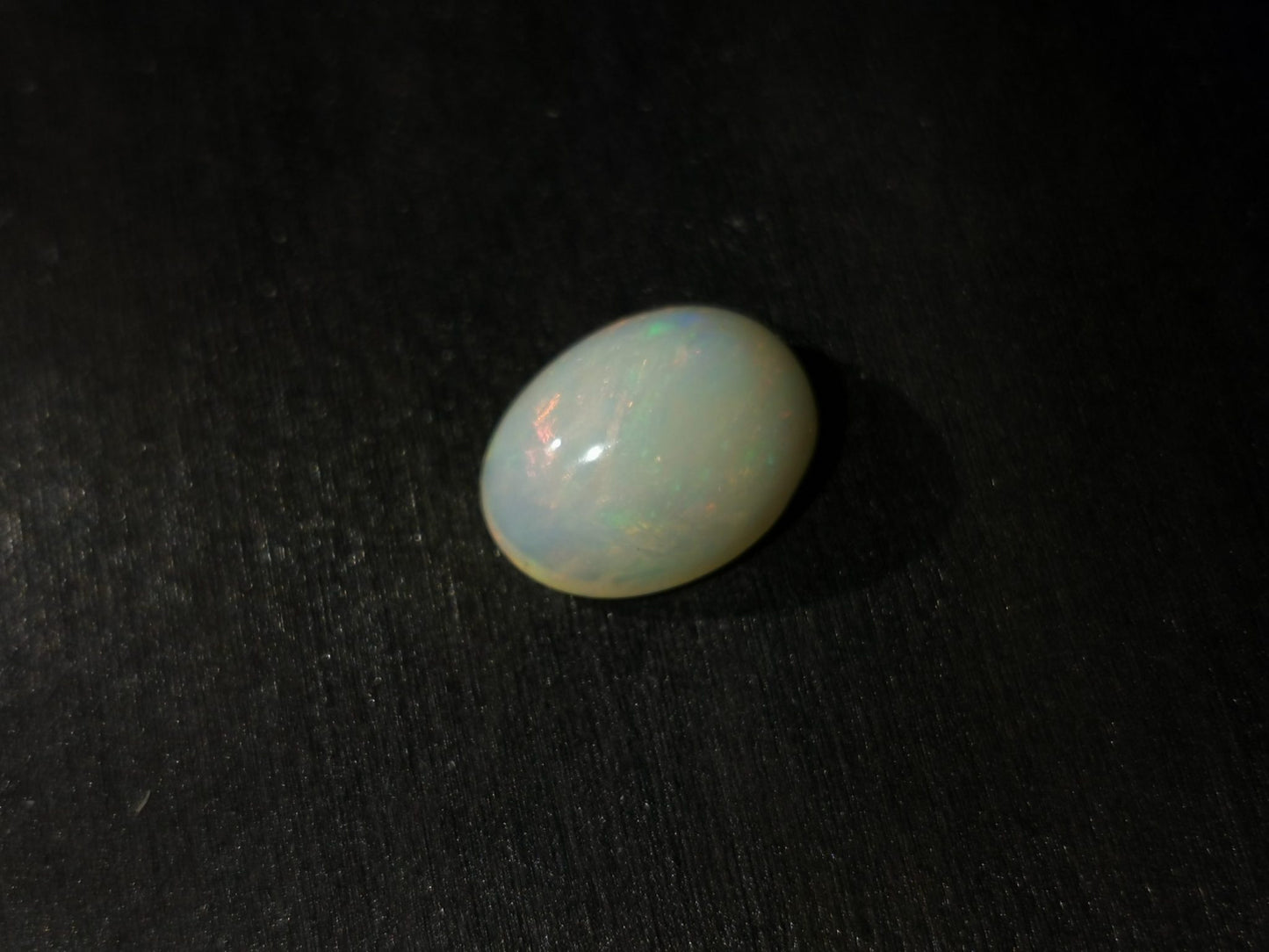 Opale taglio ovale cabochon 3,65 ct