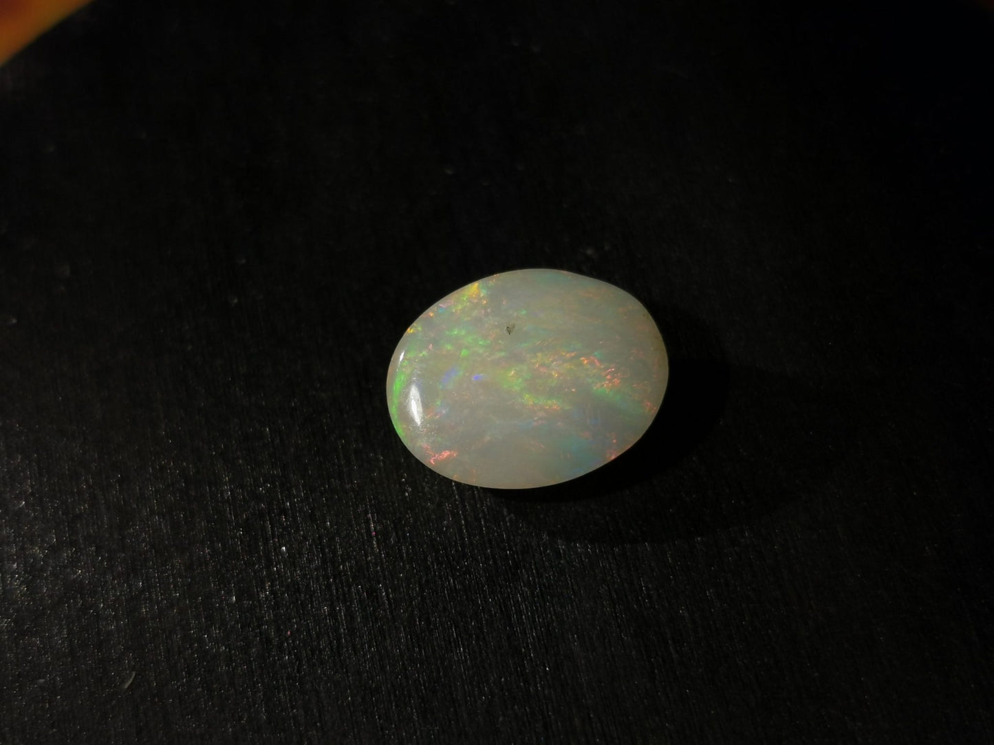 Opale taglio ovale cabochon 3,65 ct