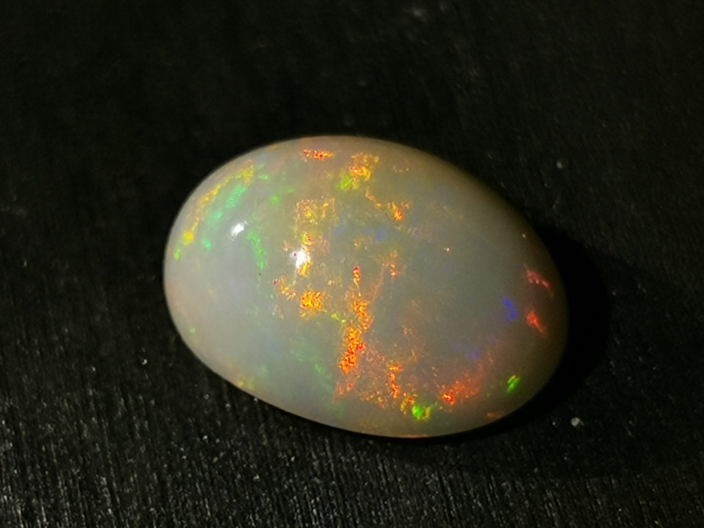 Opale taglio ovale cabochon 4,10 ct