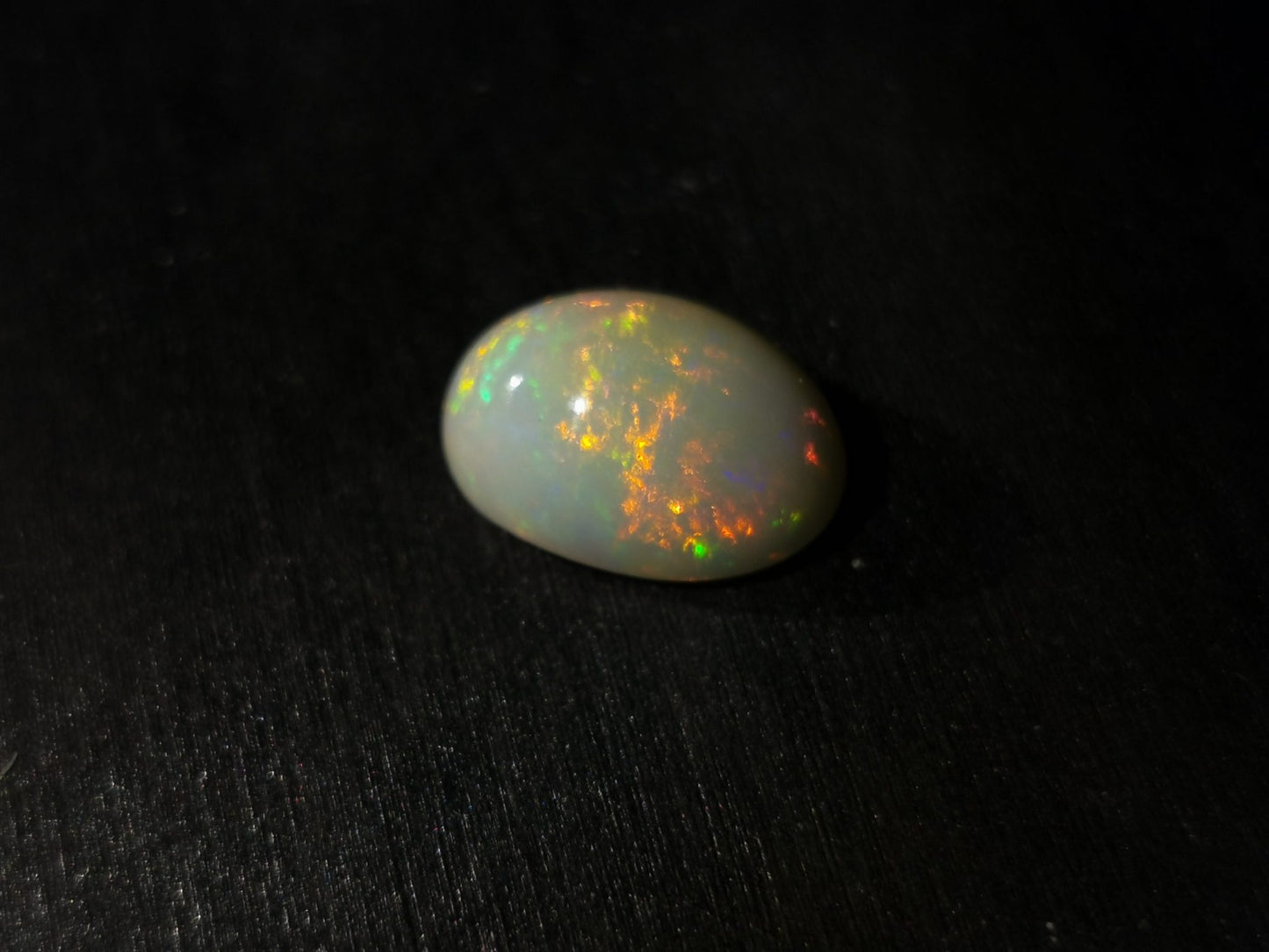 Opale taglio ovale cabochon 4,10 ct