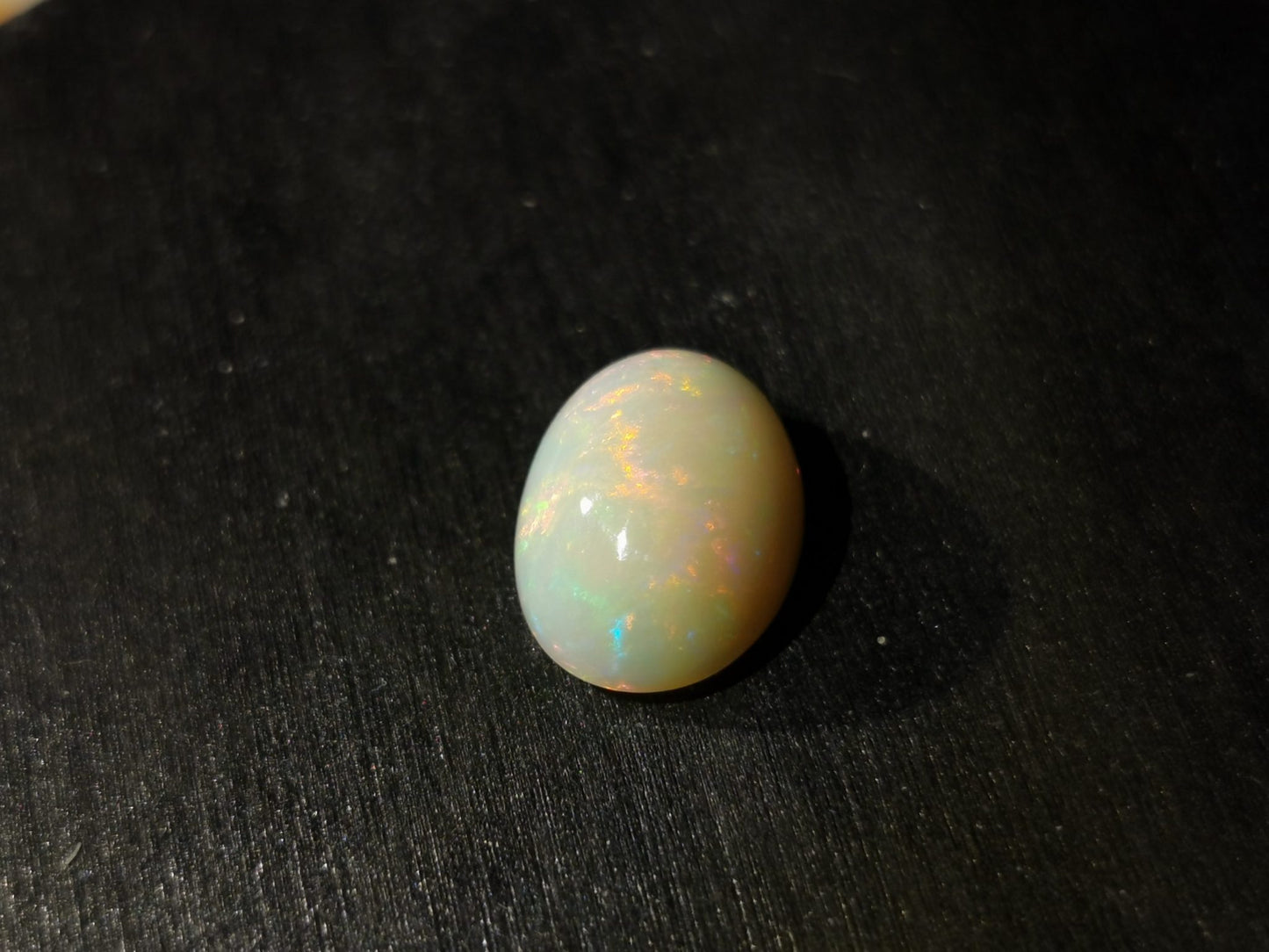 Opale taglio ovale cabochon 4,10 ct