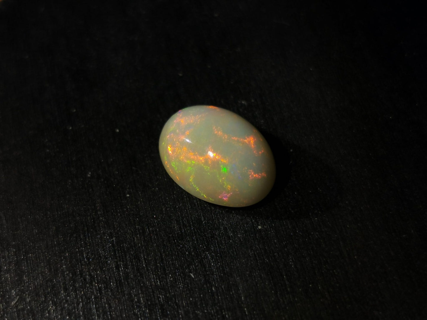 Opale taglio ovale cabochon 4,10 ct