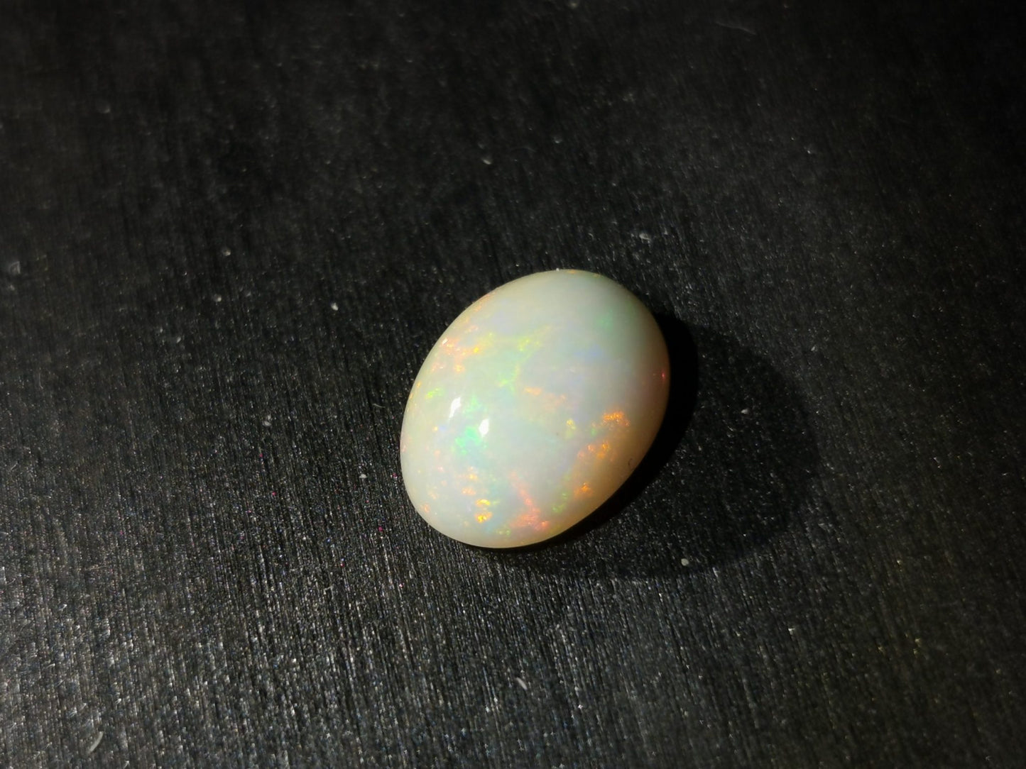 Opale taglio ovale cabochon 4,10 ct