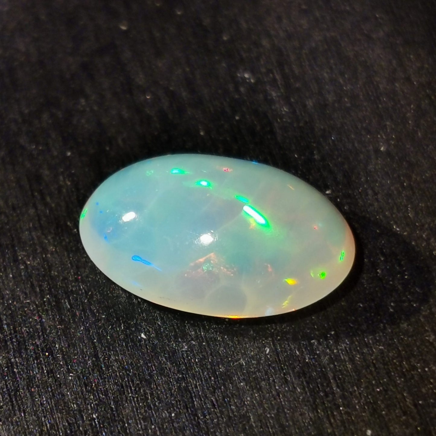 Opale taglio ovale cabochon 4,10 ct
