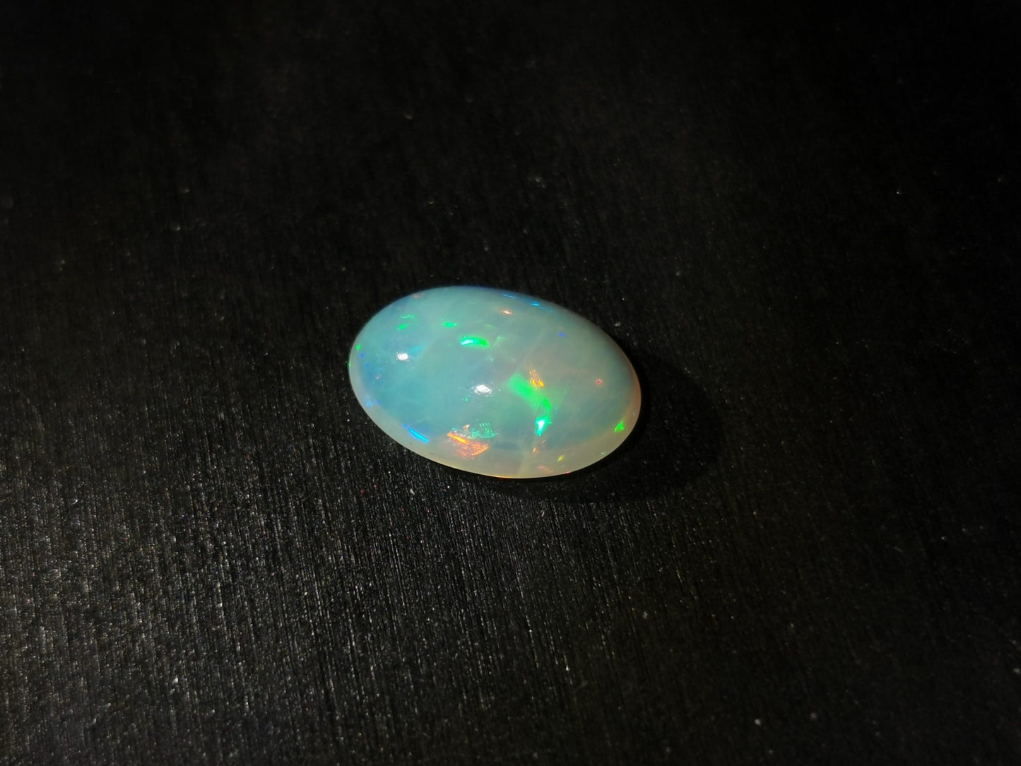 Opale taglio ovale cabochon 4,10 ct